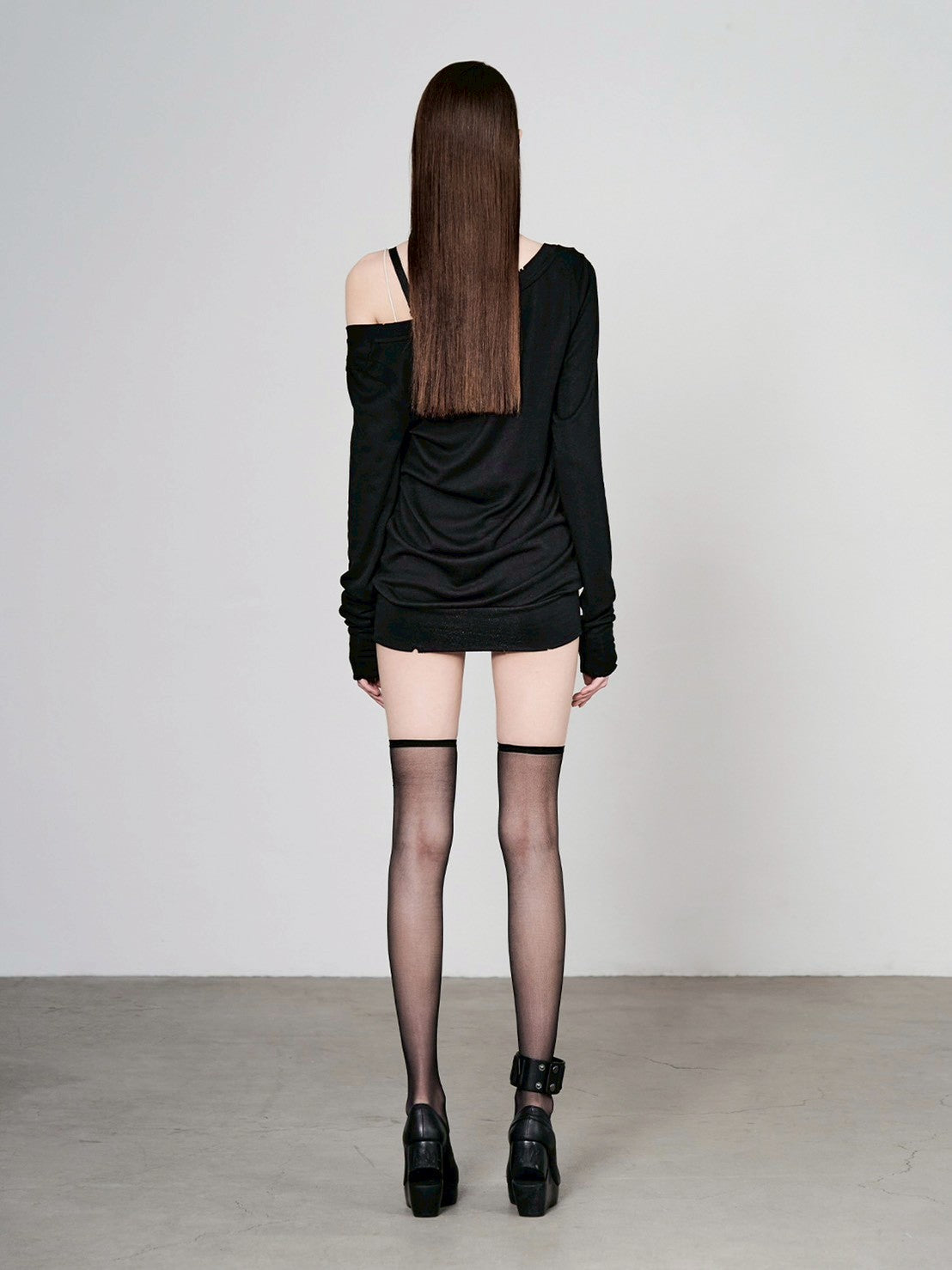【bonnae】Beaded plunge neck top