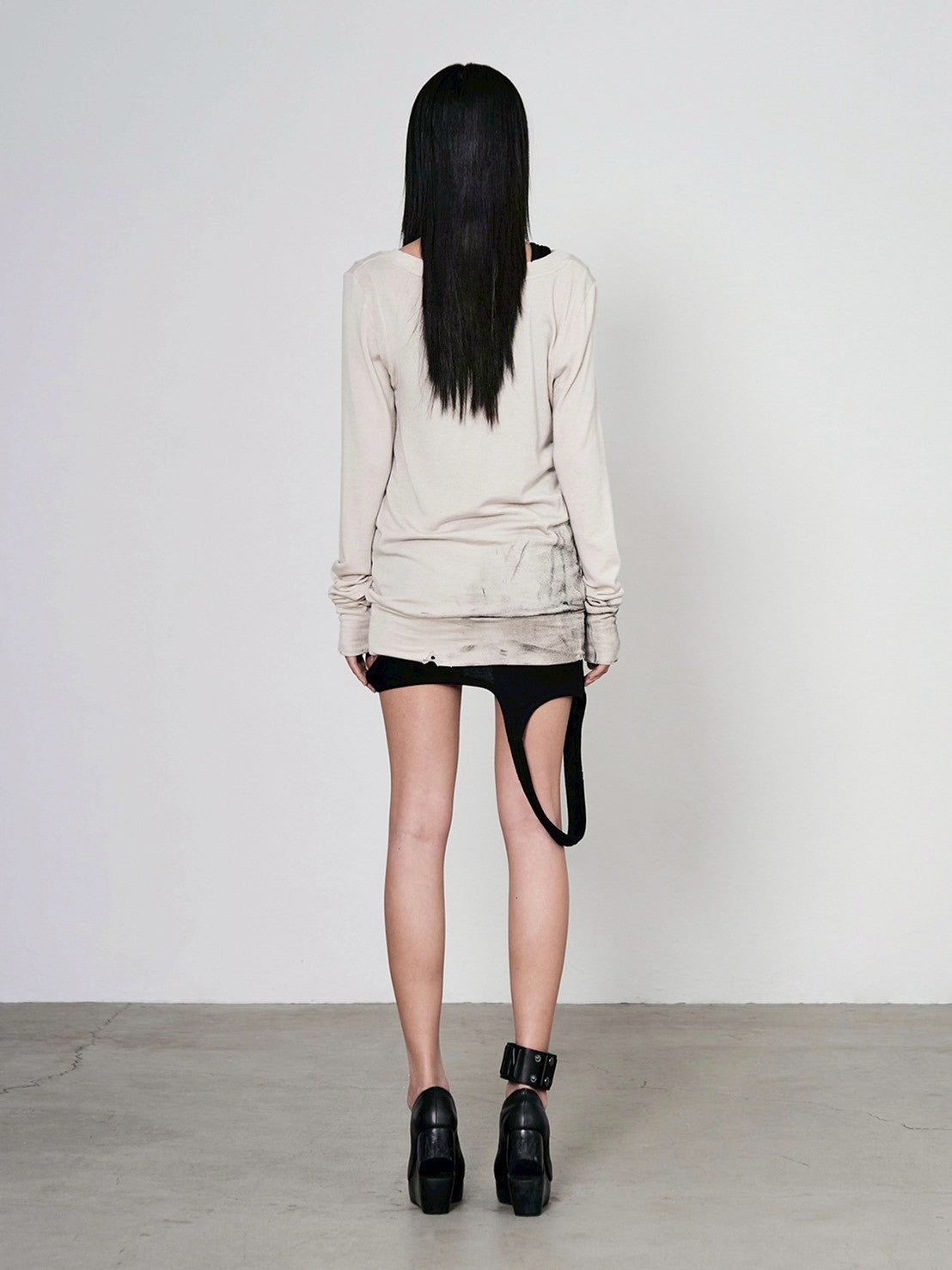 【bonnae】Beaded plunge neck top