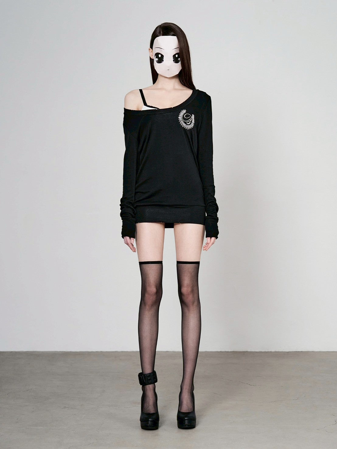 【bonnae】Beaded plunge neck top