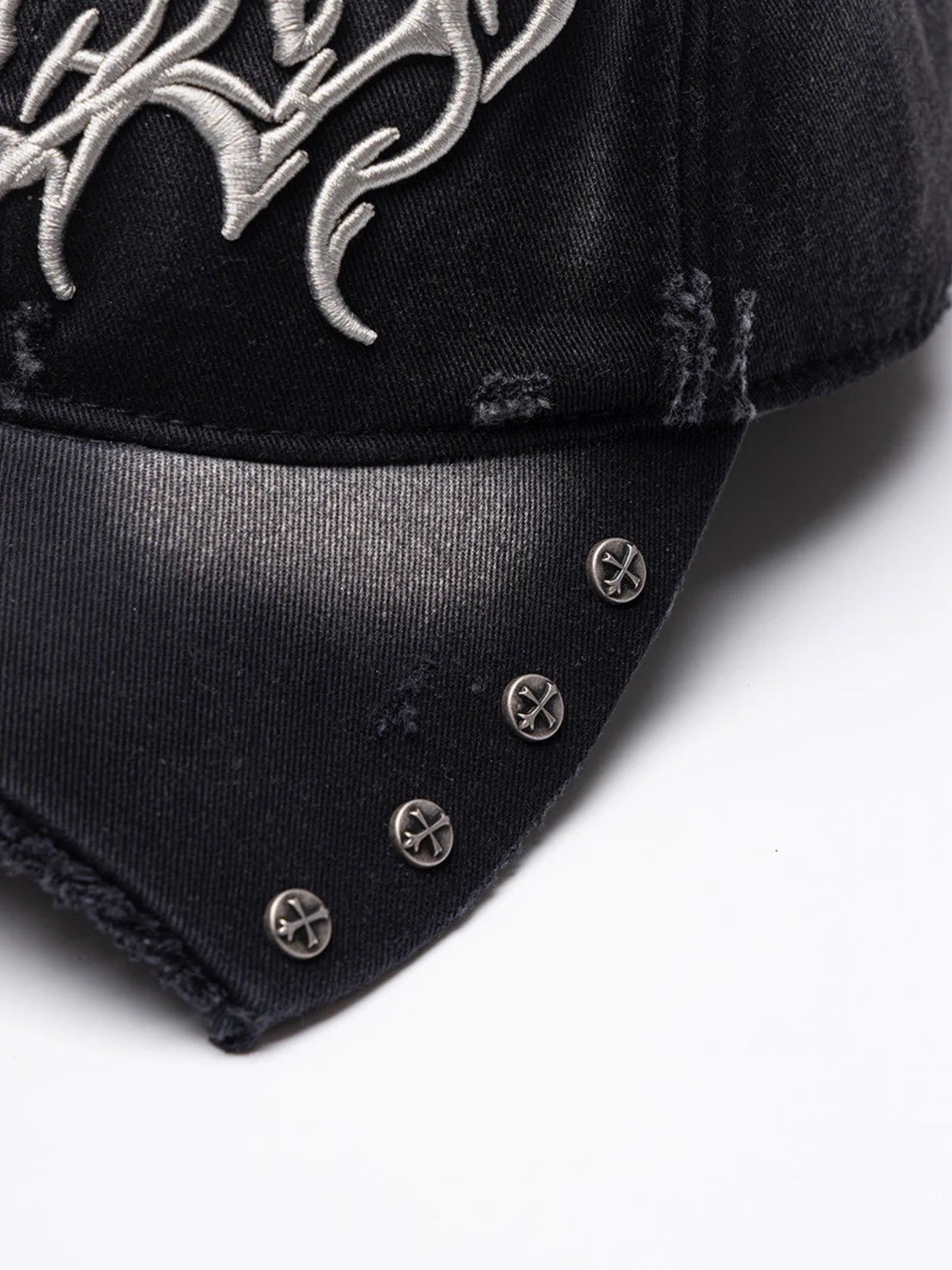 【SUPPLIER】Ripped Brim Heart Tribal 6 Panel Cap