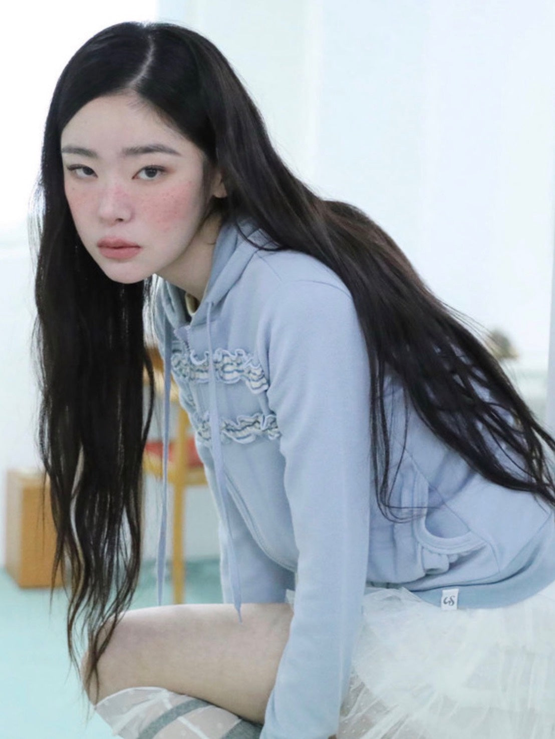 3/22 20:00発売【Uglyshadow】LAYERED SHIRRING HOODED ZIP-UP