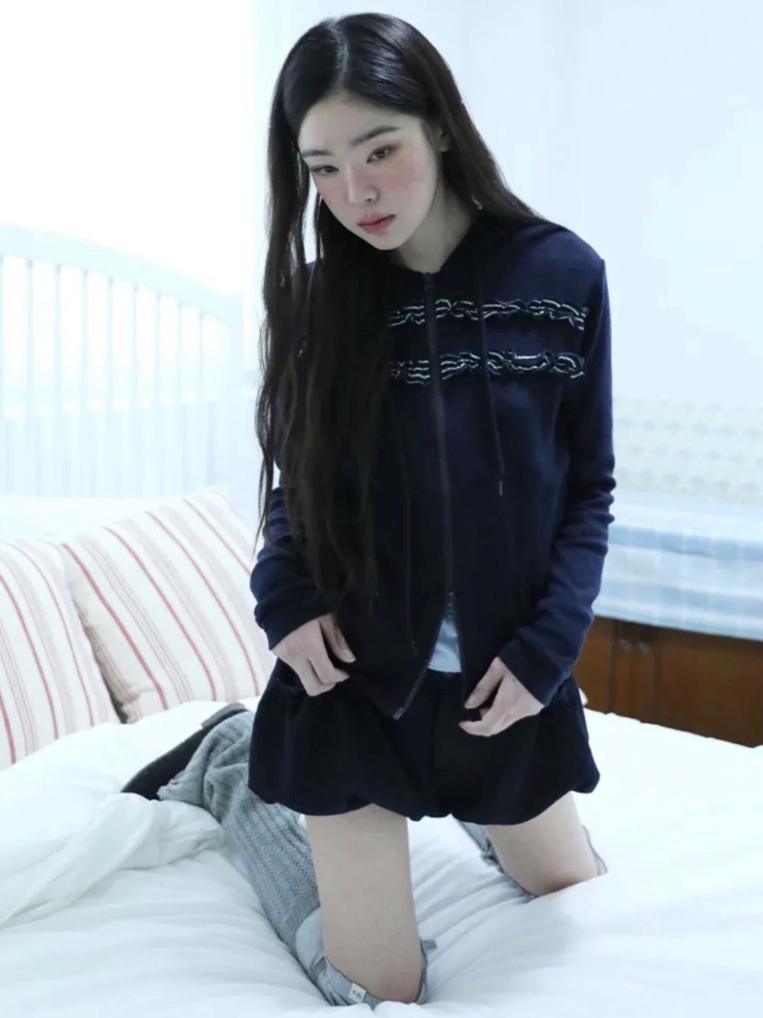 3/22 20:00発売【Uglyshadow】LAYERED SHIRRING HOODED ZIP-UP