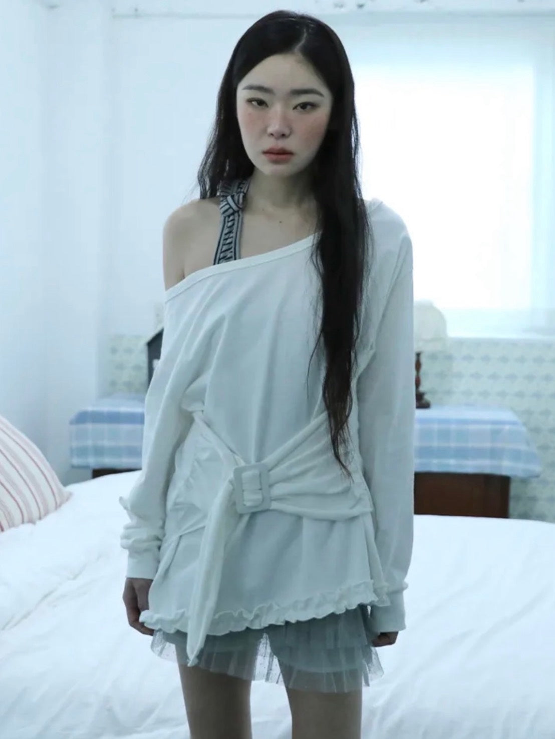 【Uglyshadow】BUCKLE OFF-SHOULDER T-SHIRT