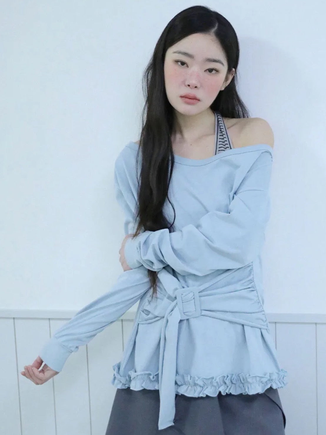 【Uglyshadow】BUCKLE OFF-SHOULDER T-SHIRT