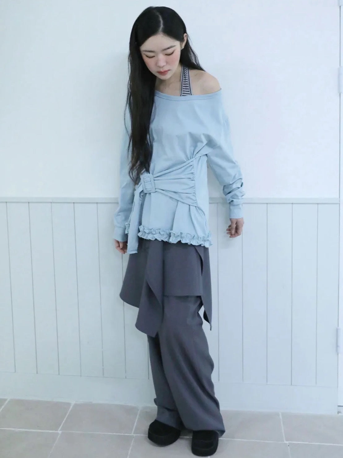 【Uglyshadow】BUCKLE OFF-SHOULDER T-SHIRT