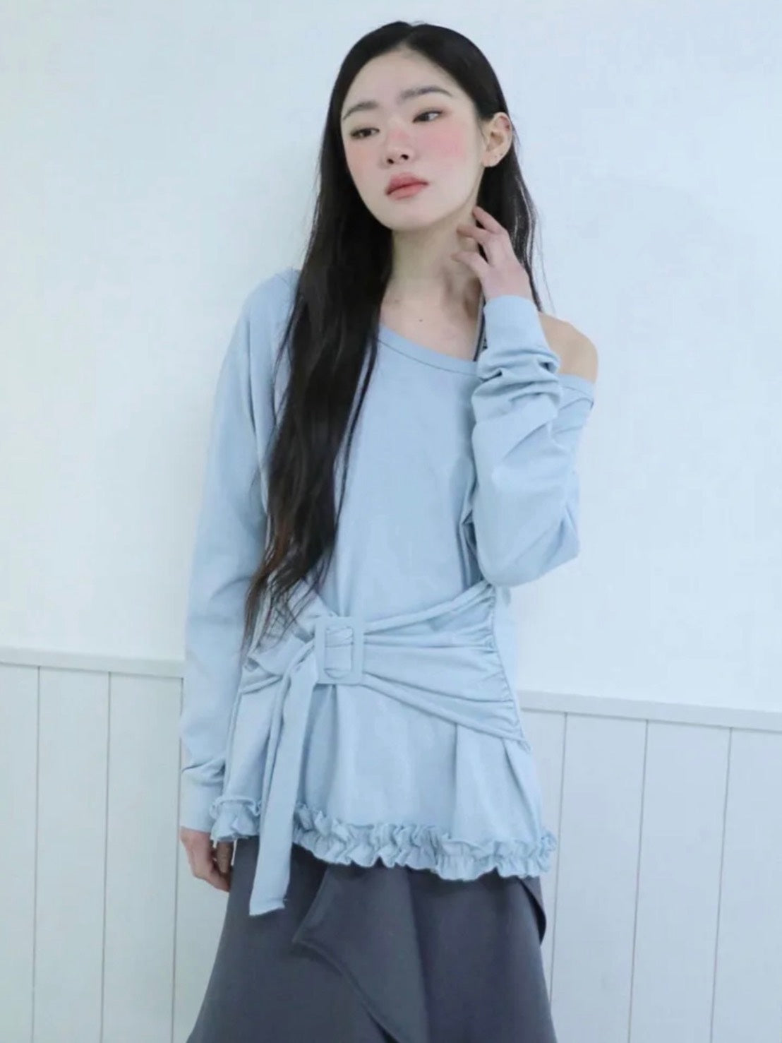 【Uglyshadow】BUCKLE OFF-SHOULDER T-SHIRT