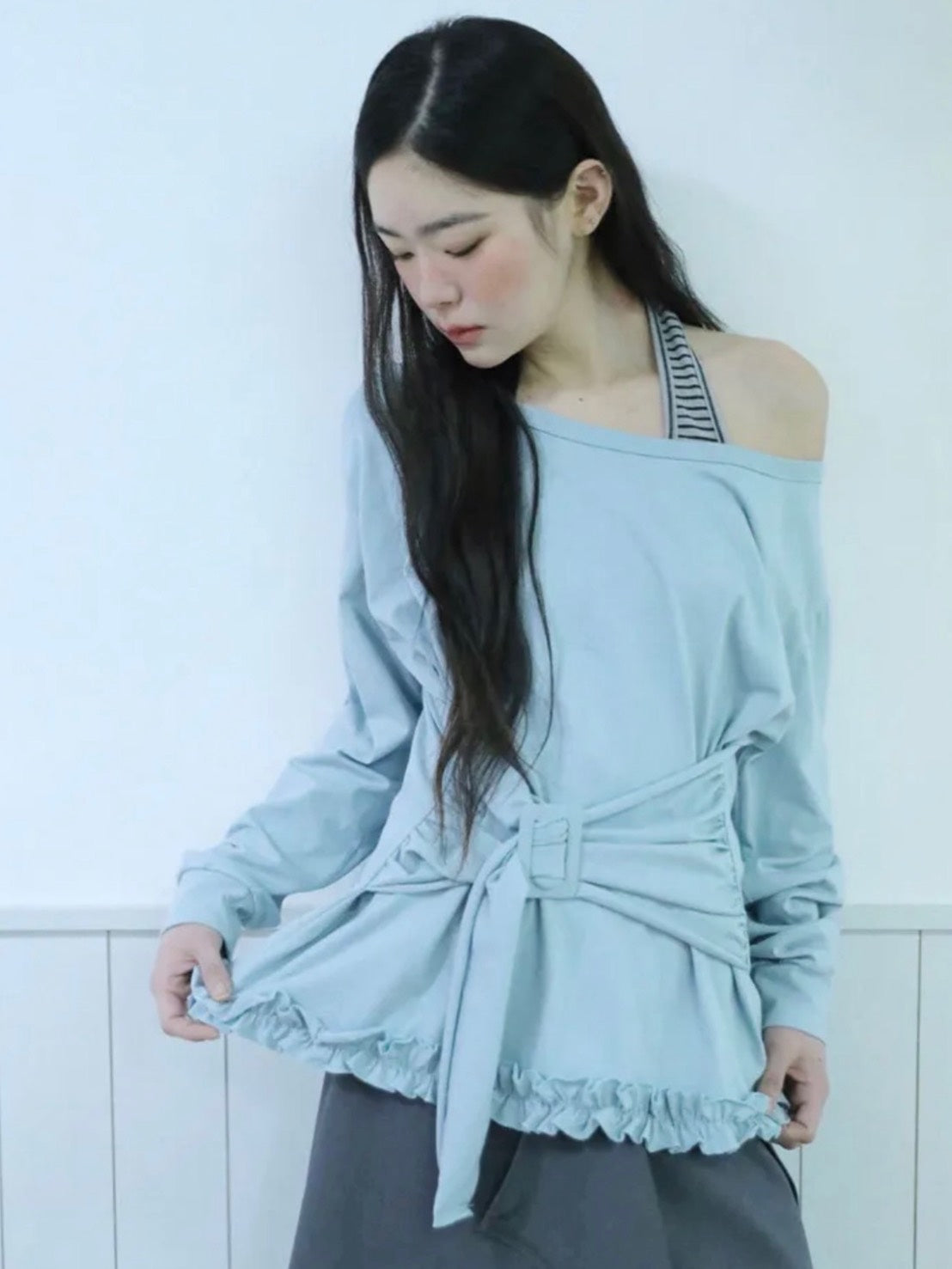【Uglyshadow】BUCKLE OFF-SHOULDER T-SHIRT