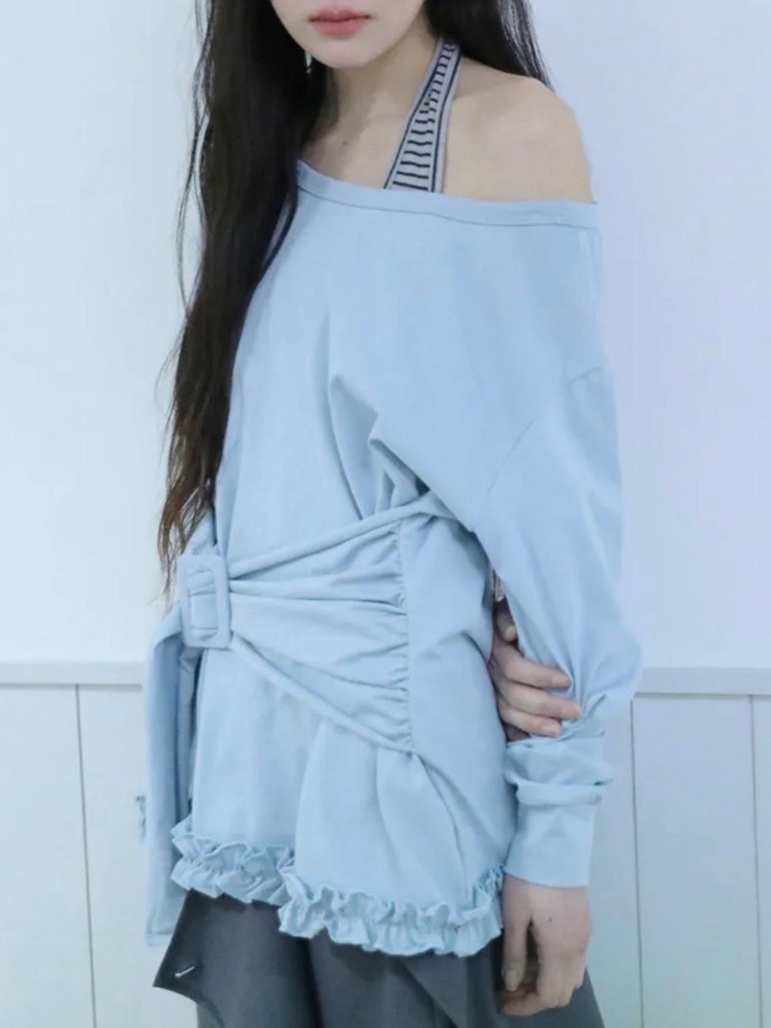 【Uglyshadow】BUCKLE OFF-SHOULDER T-SHIRT