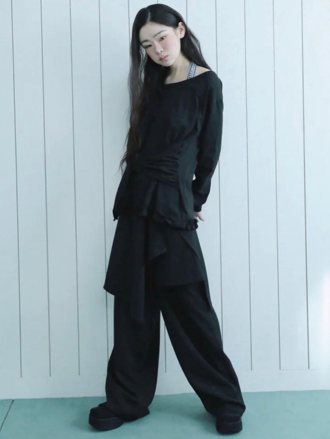 【Uglyshadow】BUCKLE OFF-SHOULDER T-SHIRT