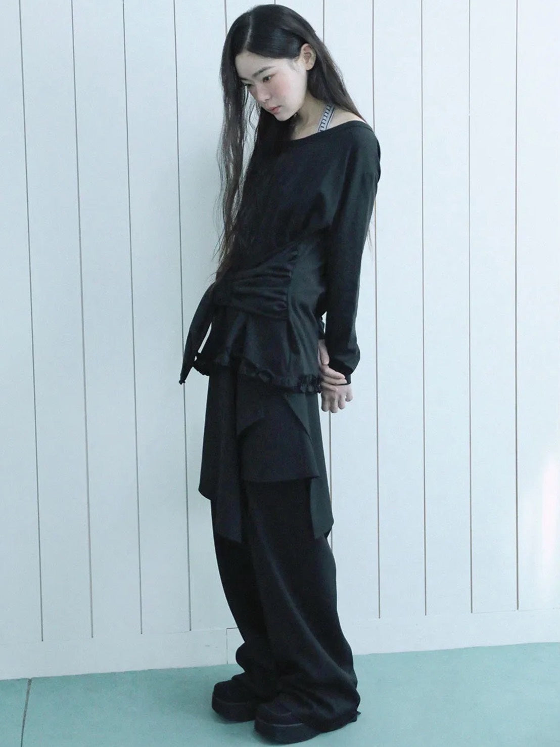 【Uglyshadow】BUCKLE OFF-SHOULDER T-SHIRT