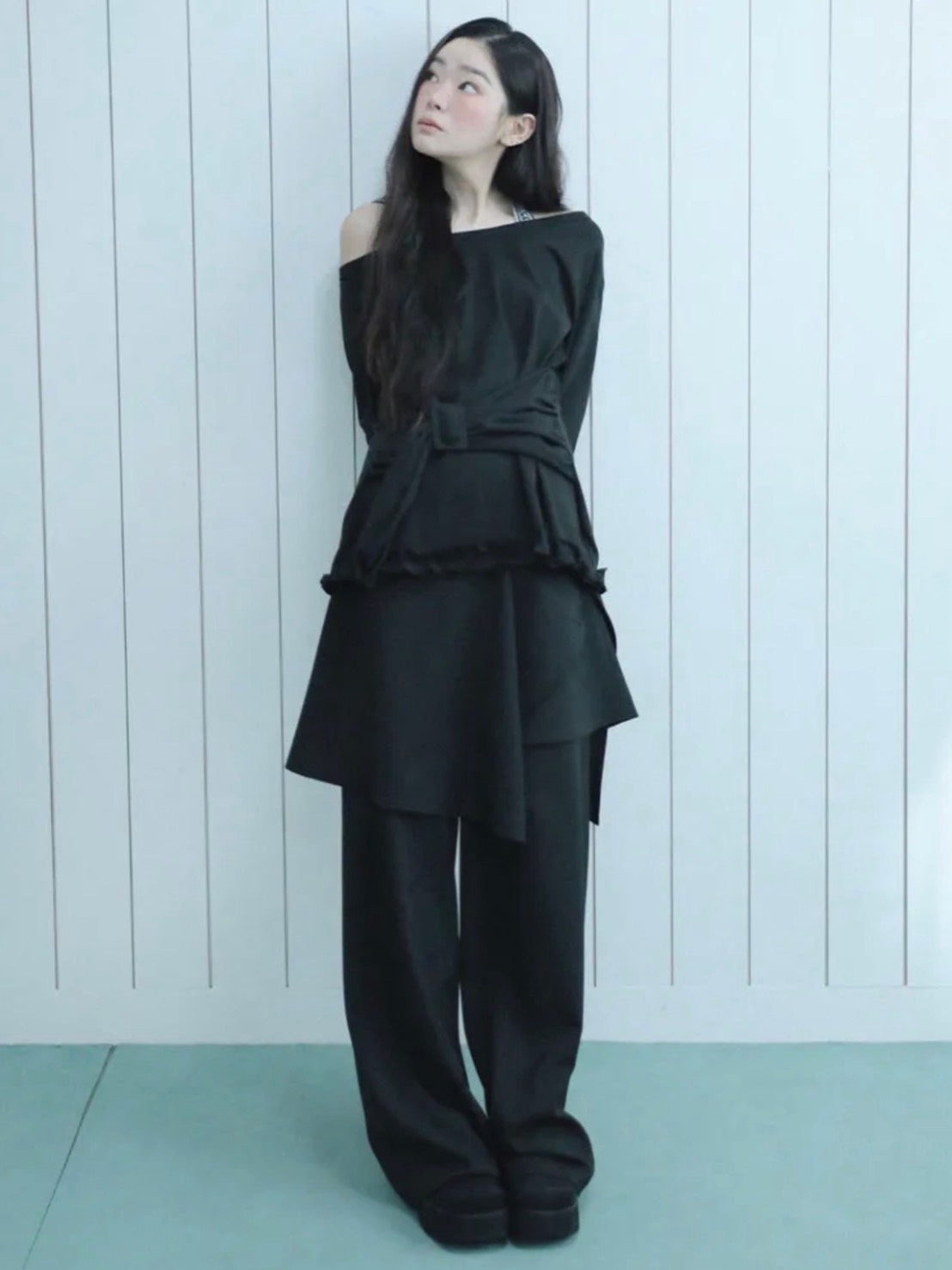 【Uglyshadow】BUCKLE OFF-SHOULDER T-SHIRT