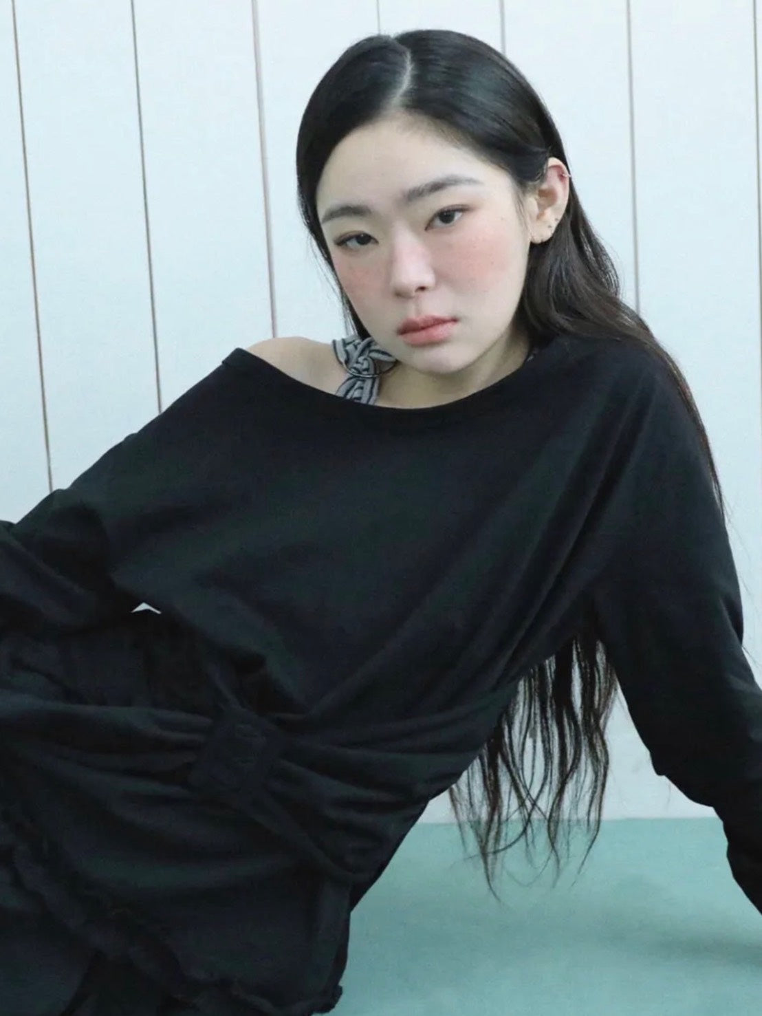【Uglyshadow】BUCKLE OFF-SHOULDER T-SHIRT
