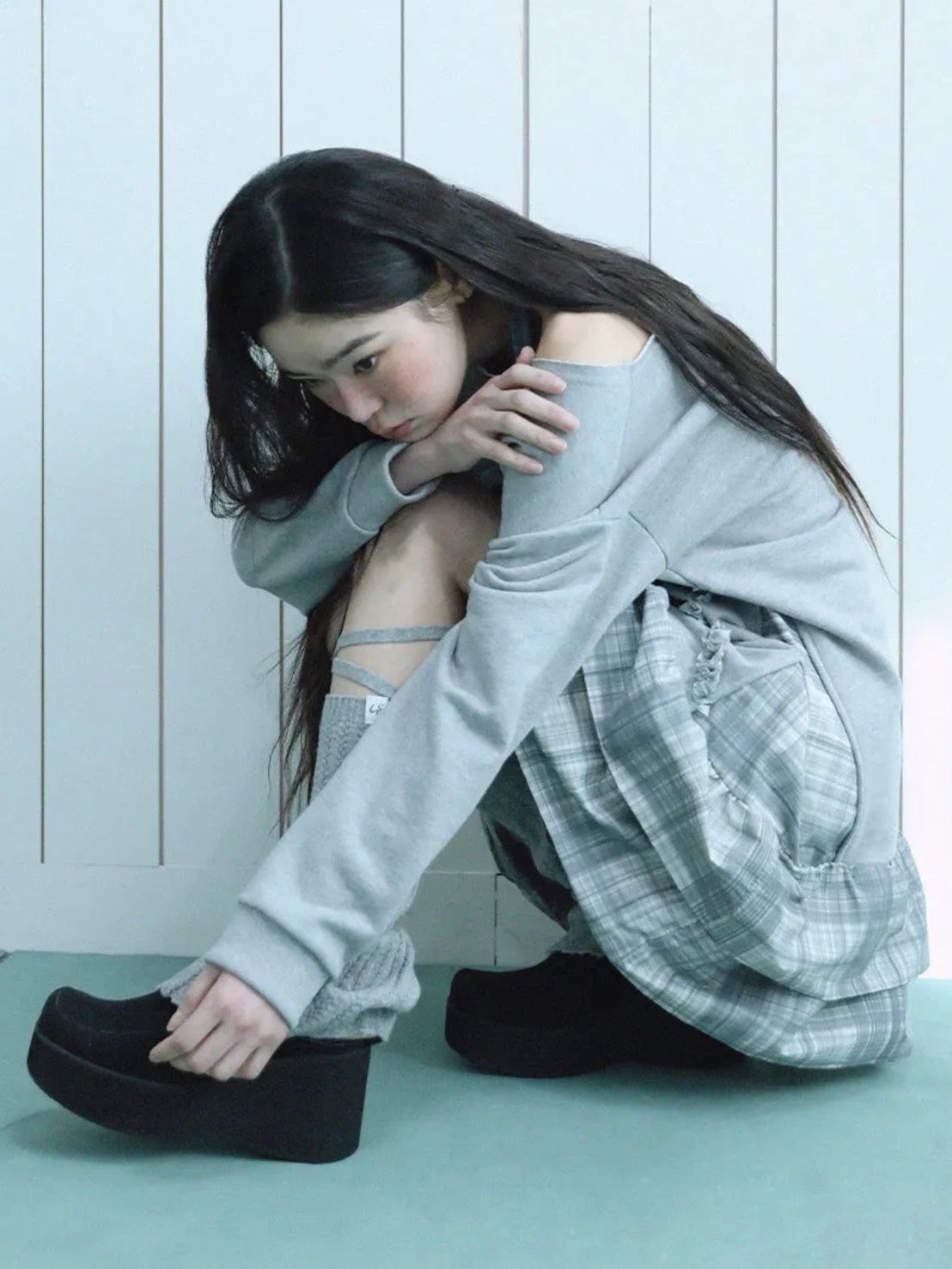 3/22 20:00 発売【Uglyshadow】CHECKERED OFF-SHOULDER SWEATSHIRT DRESS