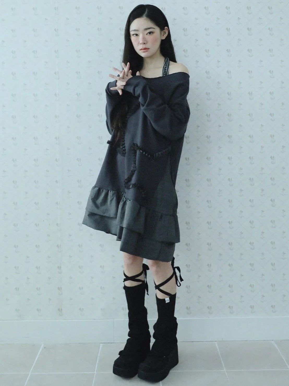 3/22 20:00 発売【Uglyshadow】CHECKERED OFF-SHOULDER SWEATSHIRT DRESS