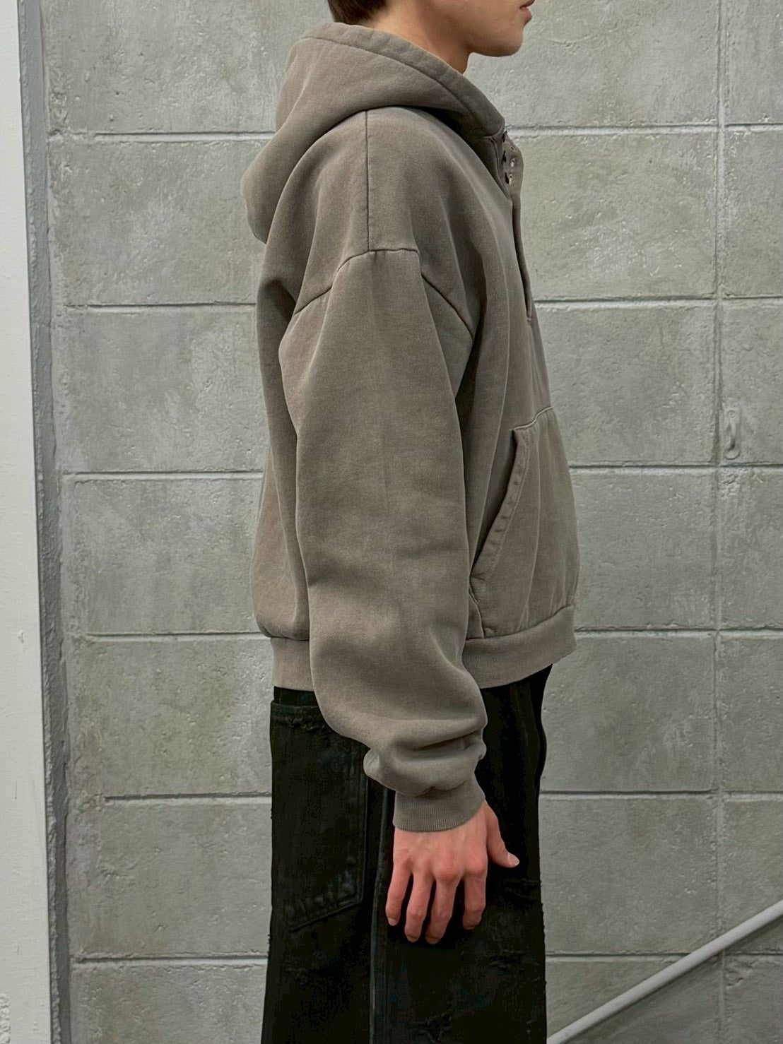 受注制【Chikashitsu +】henley neck pigment heavy hoodie (2color)