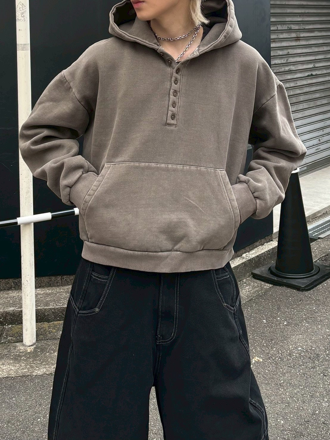 受注制【Chikashitsu +】henley neck pigment heavy hoodie (2color)