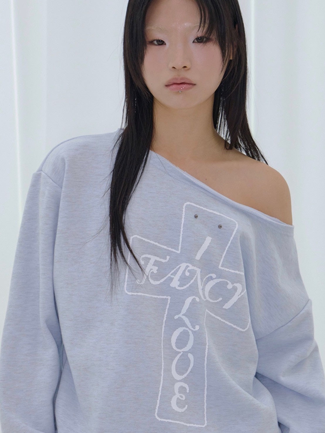 【FANCY CLUB】FROSS OFF-SHOULDER SWEATSHIRT