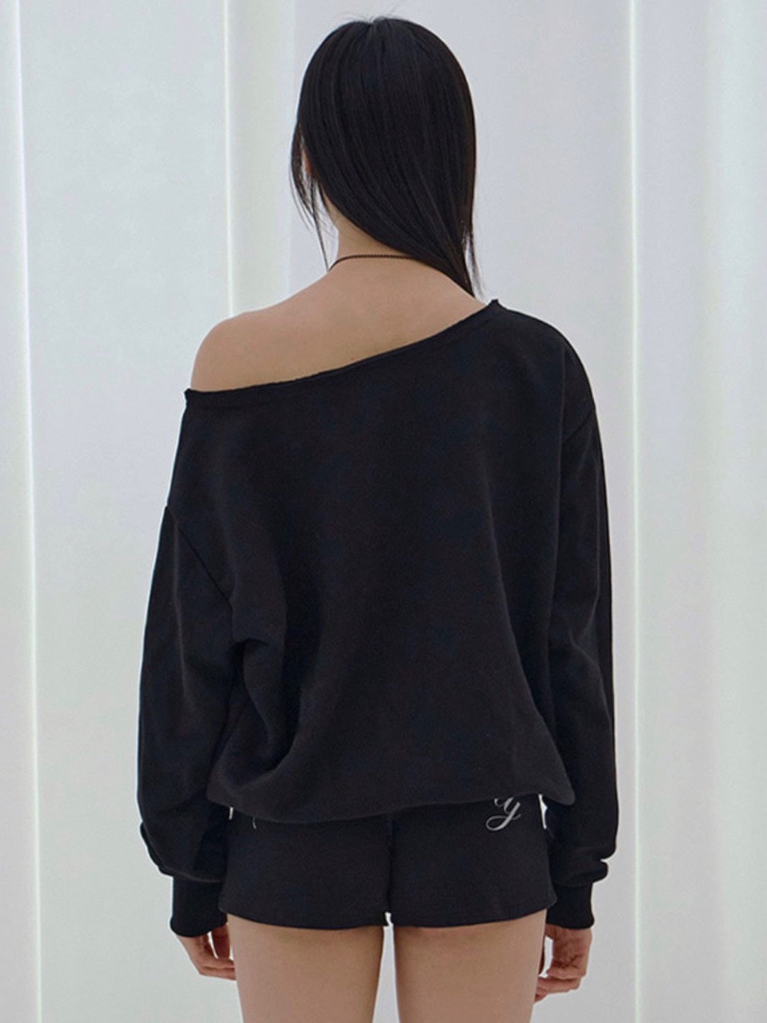 【FANCY CLUB】FROSS OFF-SHOULDER SWEATSHIRT