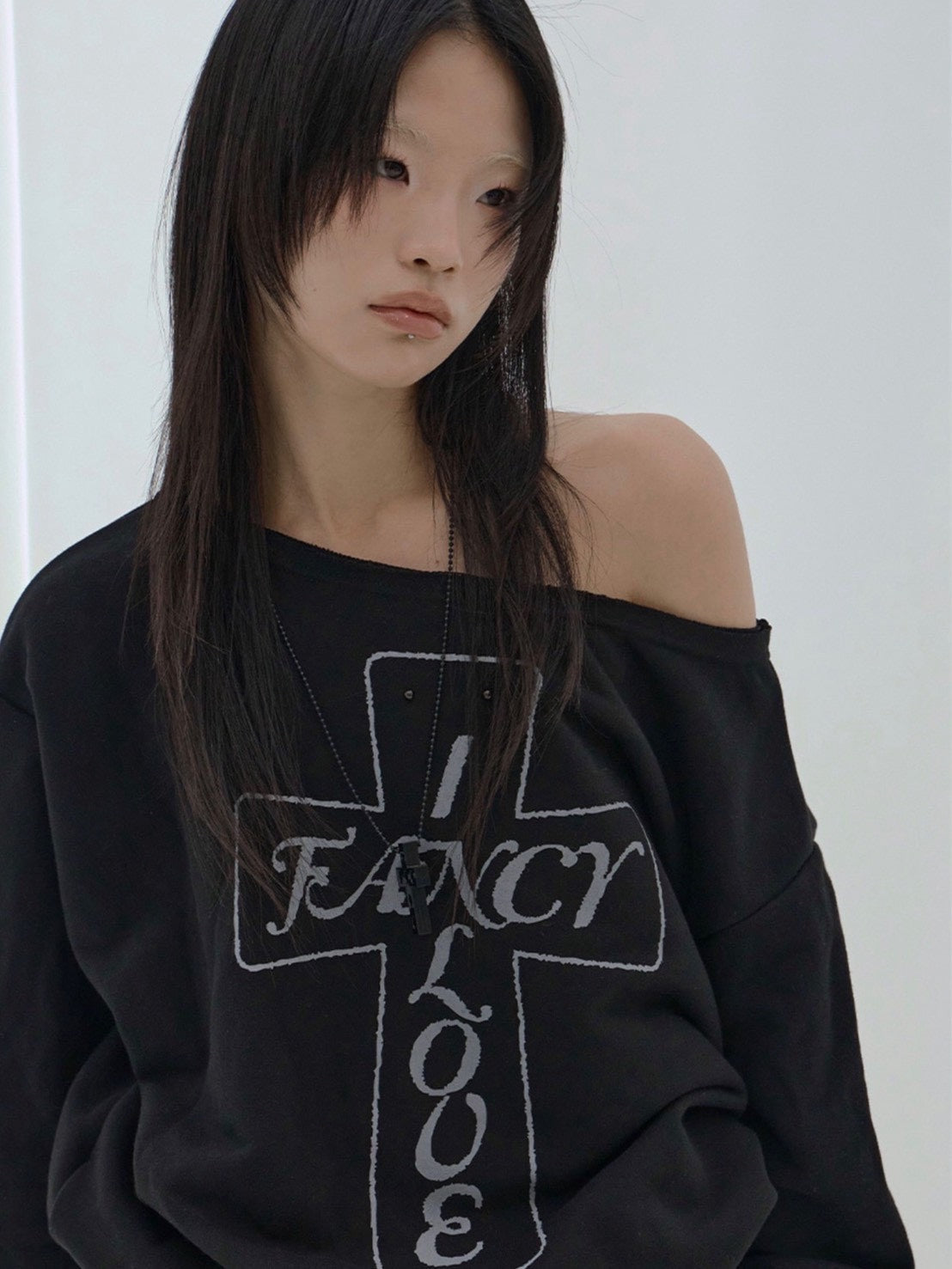 【FANCY CLUB】FROSS OFF-SHOULDER SWEATSHIRT
