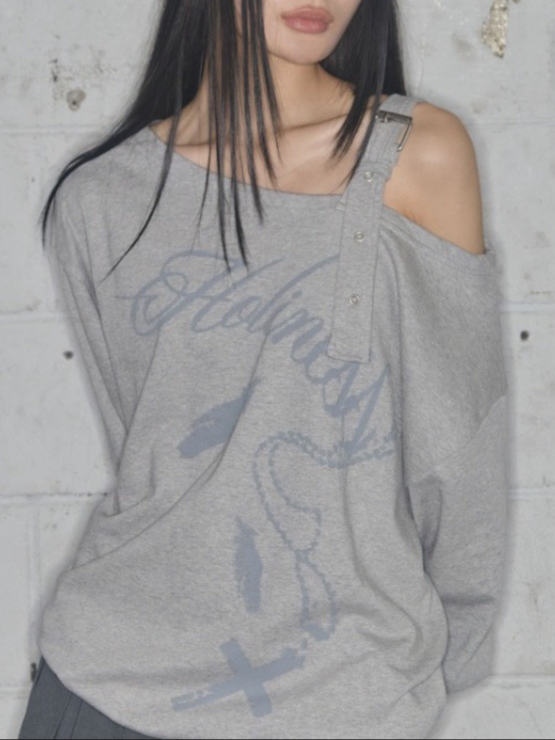 【FANCY CLUB】ONE-SHOULDER BUCKLE SWEATSHIRT