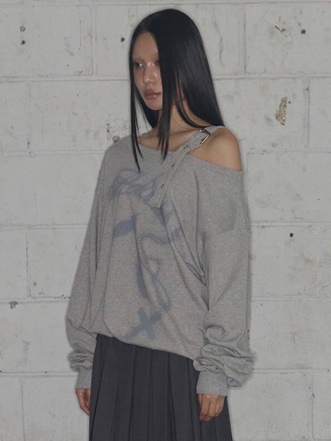 【FANCY CLUB】ONE-SHOULDER BUCKLE SWEATSHIRT