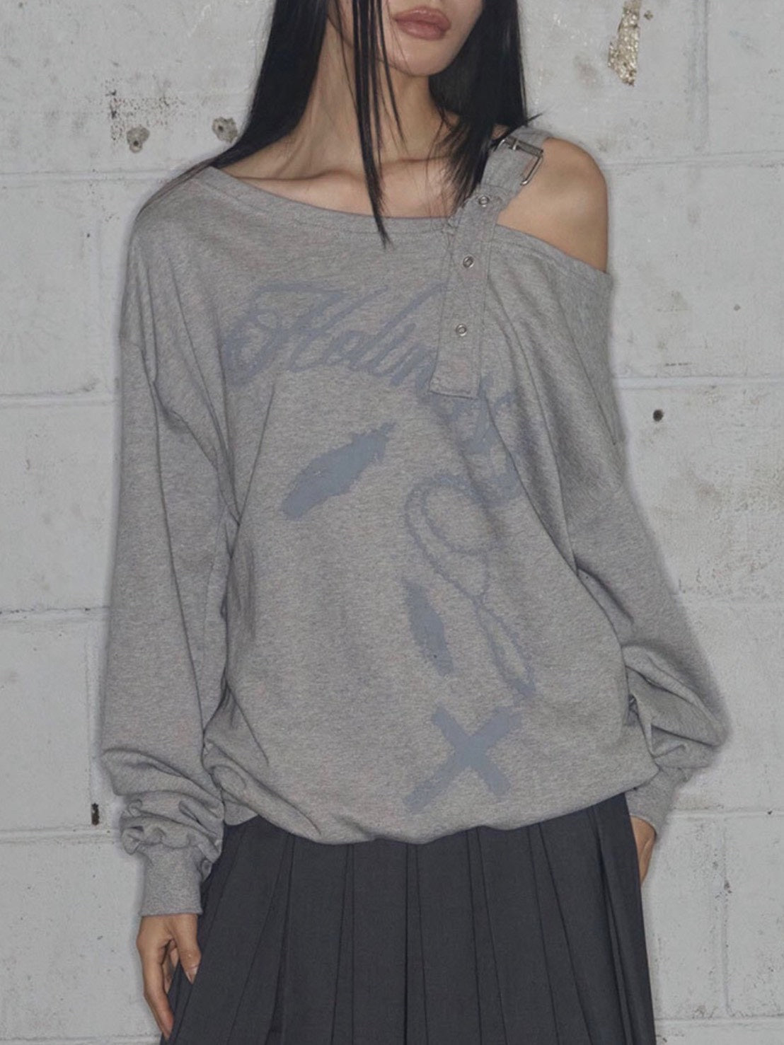 【FANCY CLUB】ONE-SHOULDER BUCKLE SWEATSHIRT