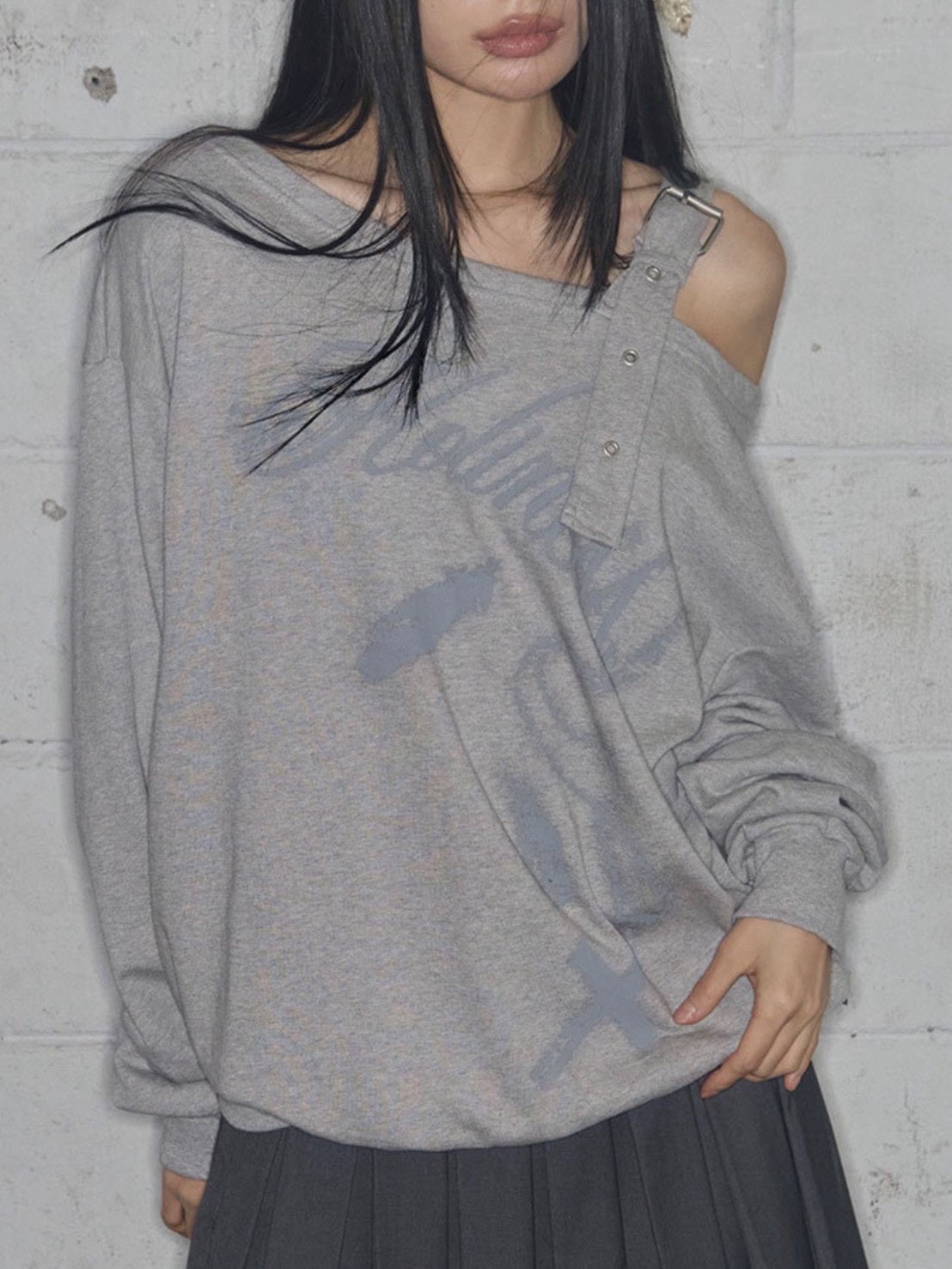 【FANCY CLUB】ONE-SHOULDER BUCKLE SWEATSHIRT