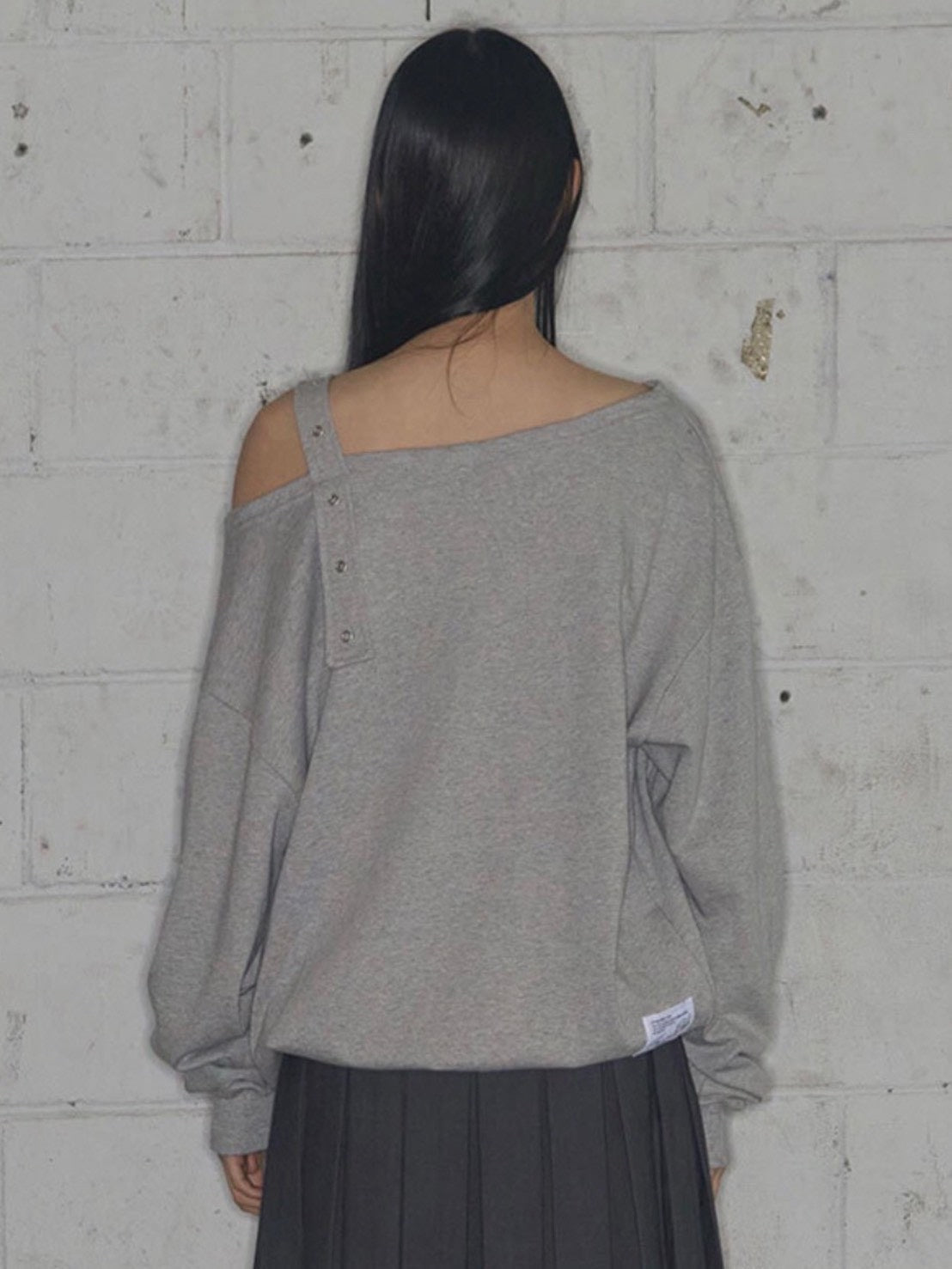 【FANCY CLUB】ONE-SHOULDER BUCKLE SWEATSHIRT