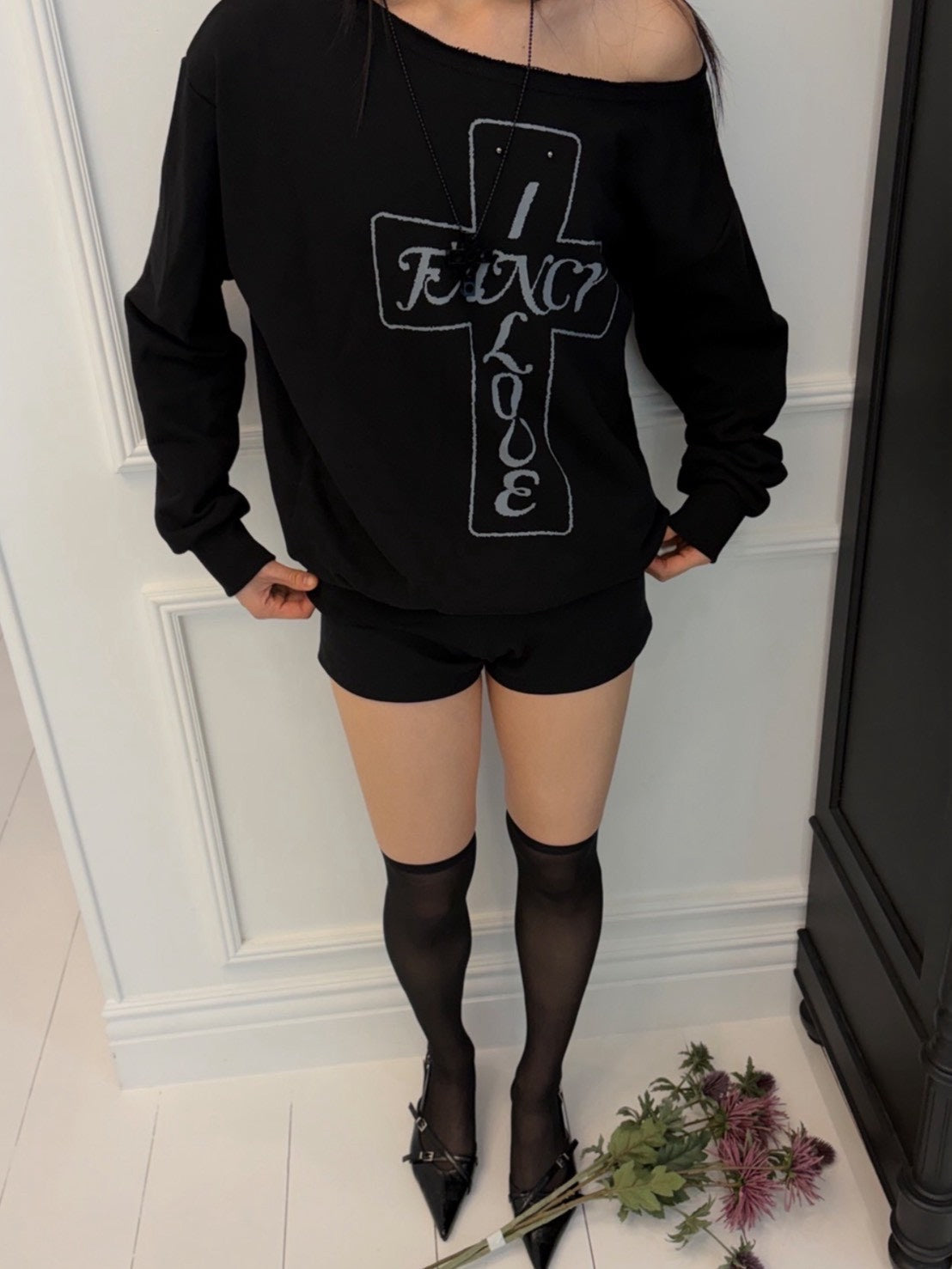 【FANCY CLUB】ONE-SHOULDER BUCKLE SWEATSHIRT