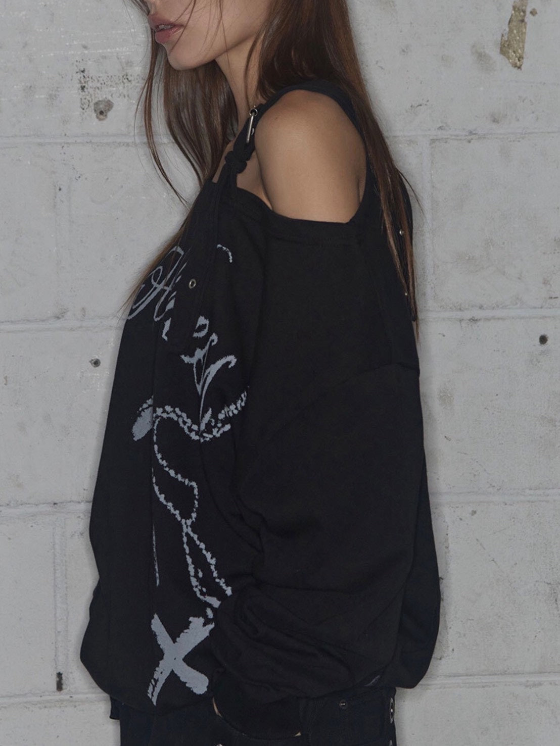 【FANCY CLUB】ONE-SHOULDER BUCKLE SWEATSHIRT