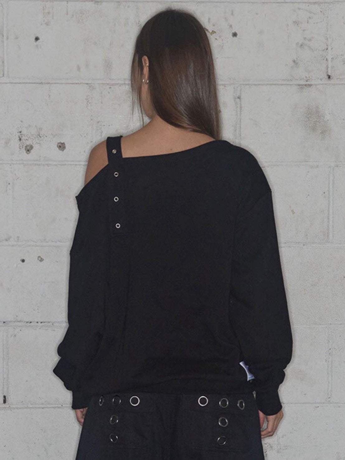 【FANCY CLUB】ONE-SHOULDER BUCKLE SWEATSHIRT
