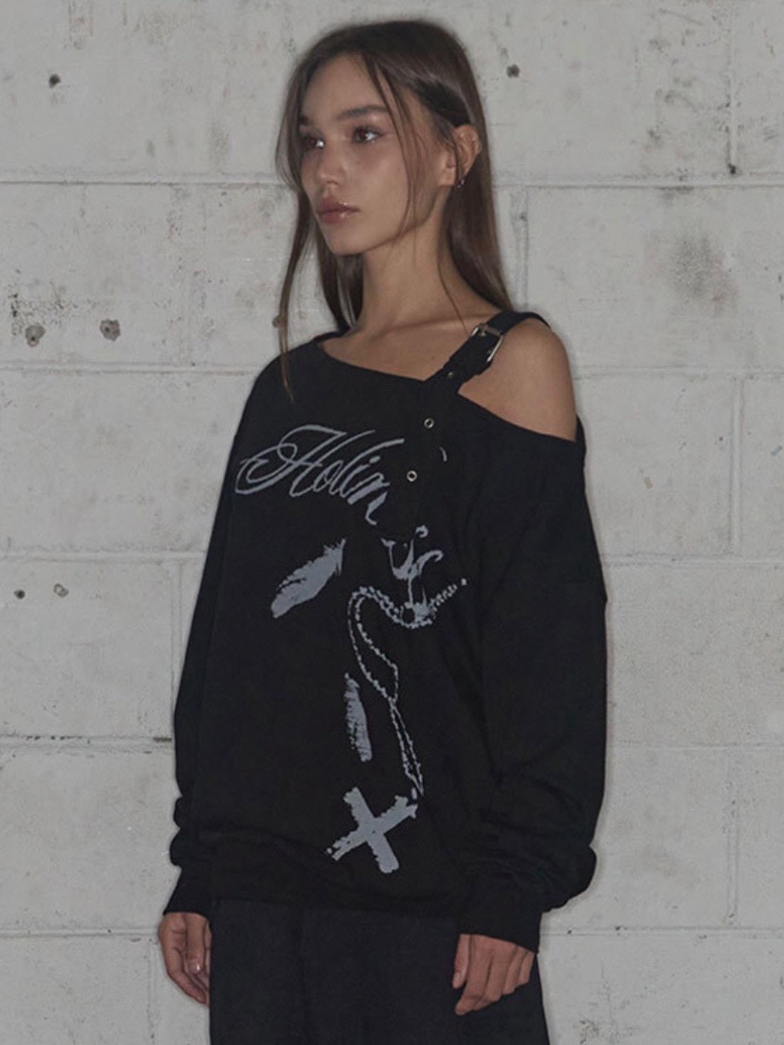 【FANCY CLUB】ONE-SHOULDER BUCKLE SWEATSHIRT