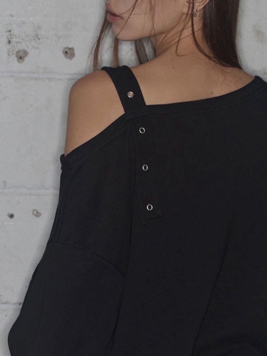 【FANCY CLUB】ONE-SHOULDER BUCKLE SWEATSHIRT