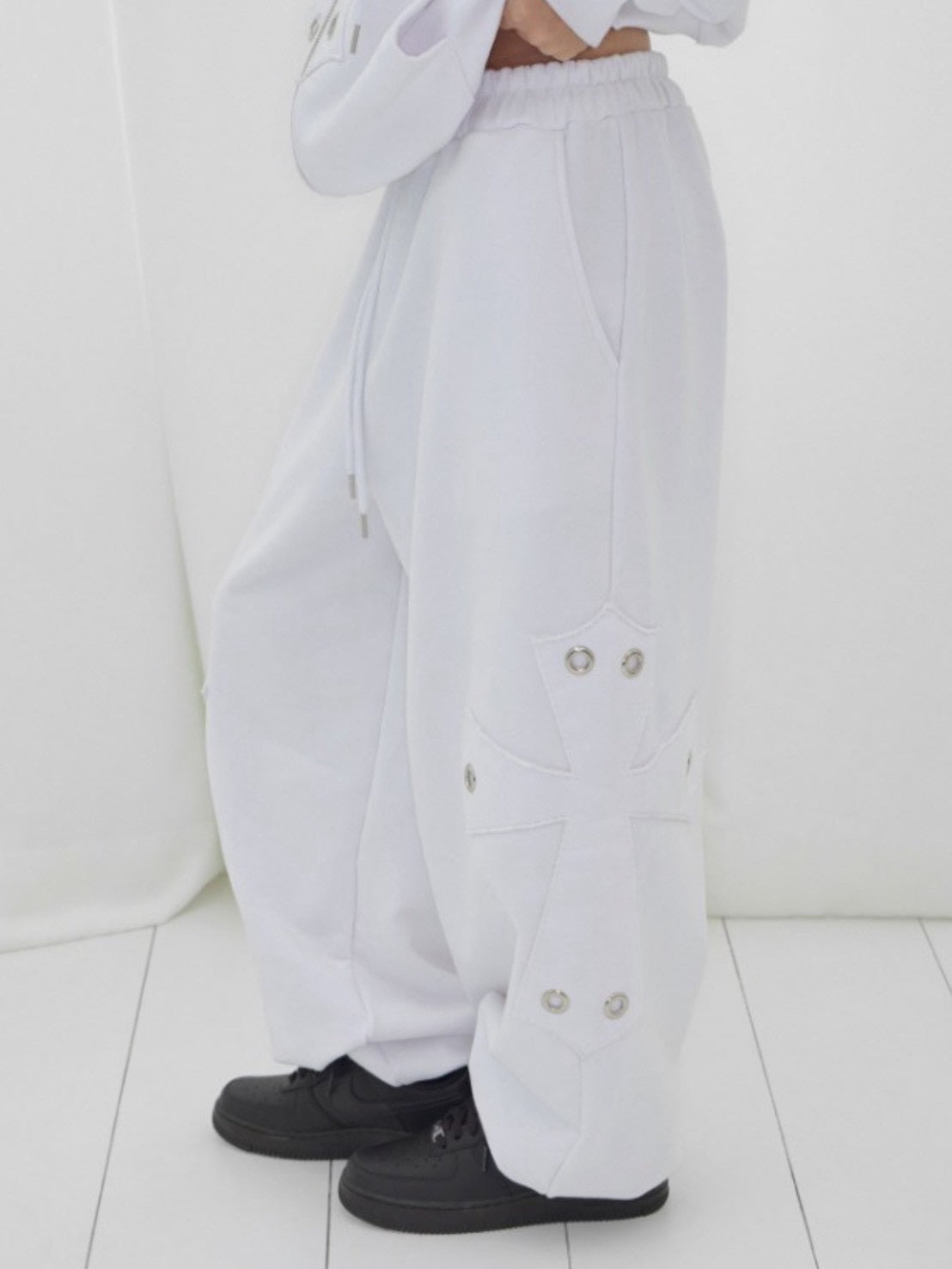 【FANCY CLUB】BIG CROSS EYELET SWEATPANTS