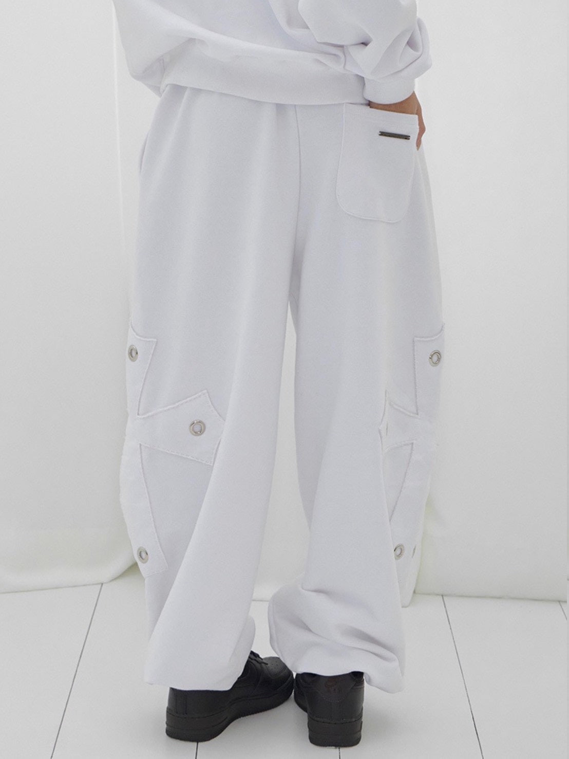 【FANCY CLUB】BIG CROSS EYELET SWEATPANTS