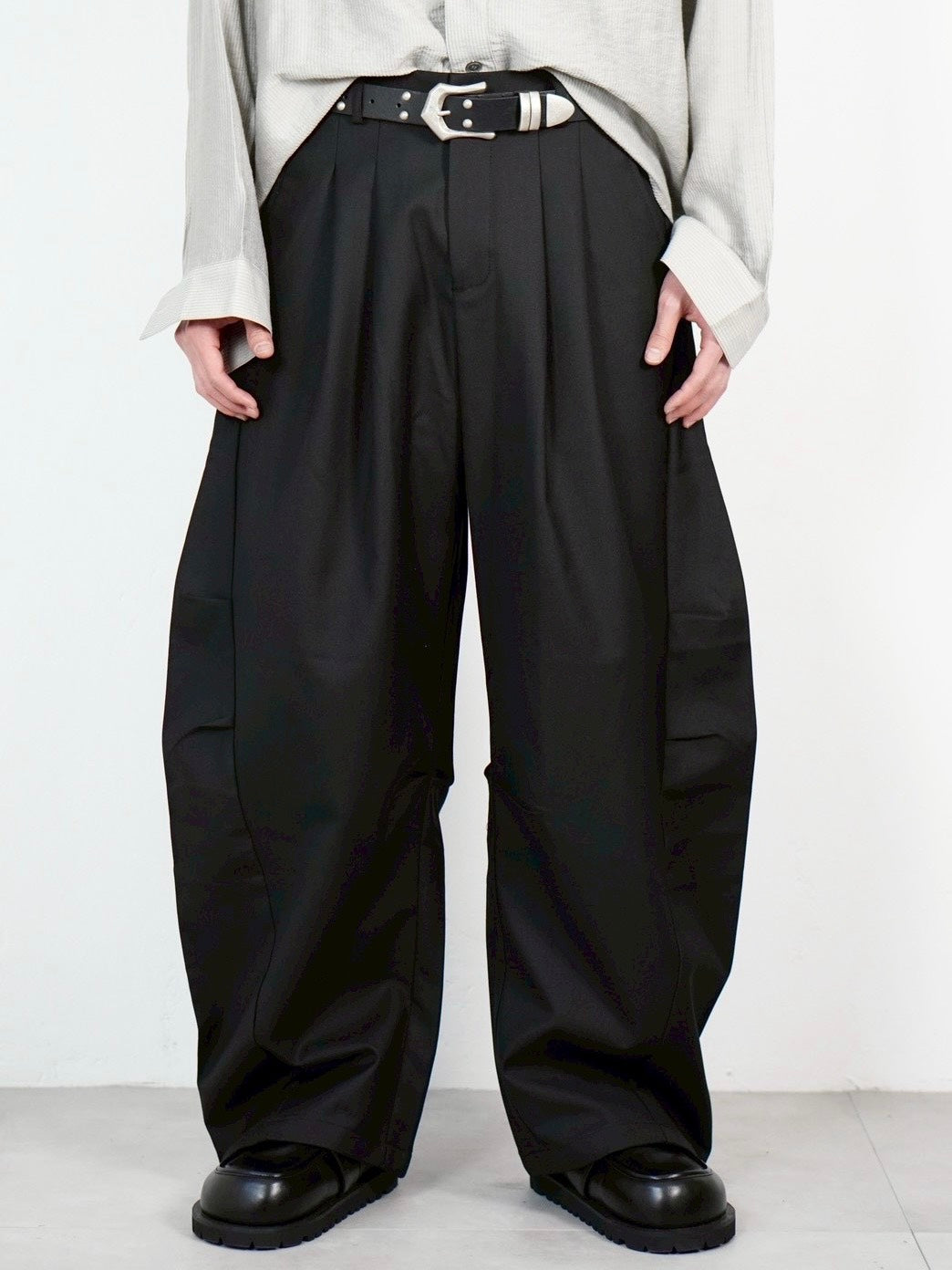 4/10 20:00発売 受注制【Chikashitsu +】2 tuck side design curve pants (3color)