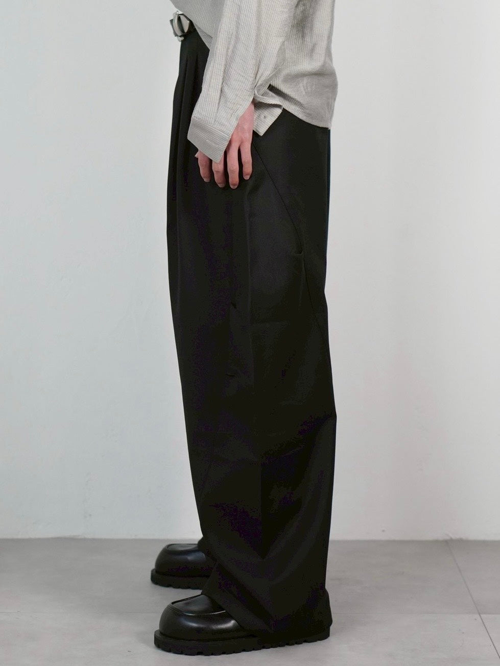 受注制【Chikashitsu +】2 tuck side design curve pants (3color 受注制【Chikashitsu +】2 tuck side design curve pants (3color