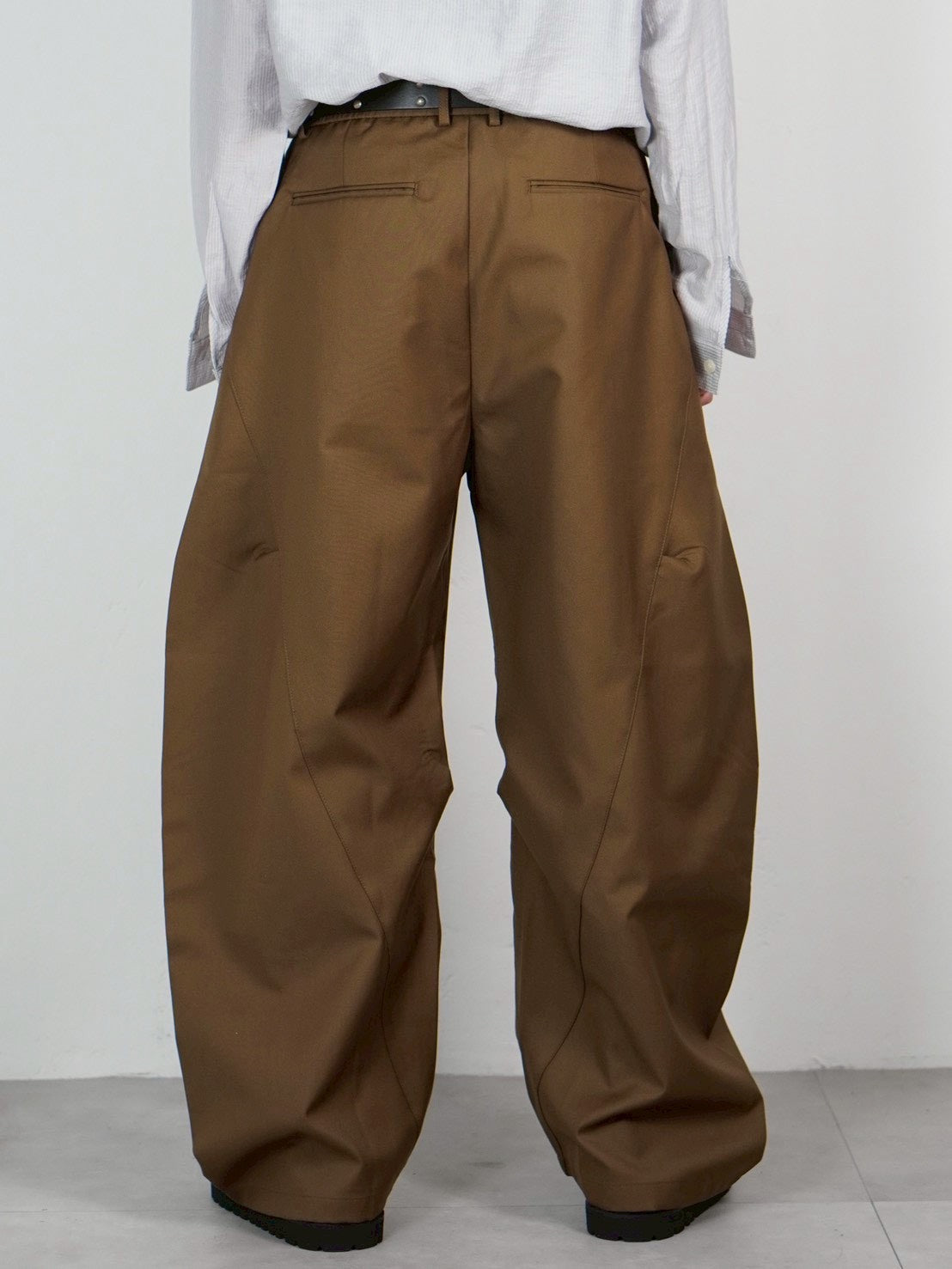 受注制【Chikashitsu +】2 tuck side design curve pants (3color