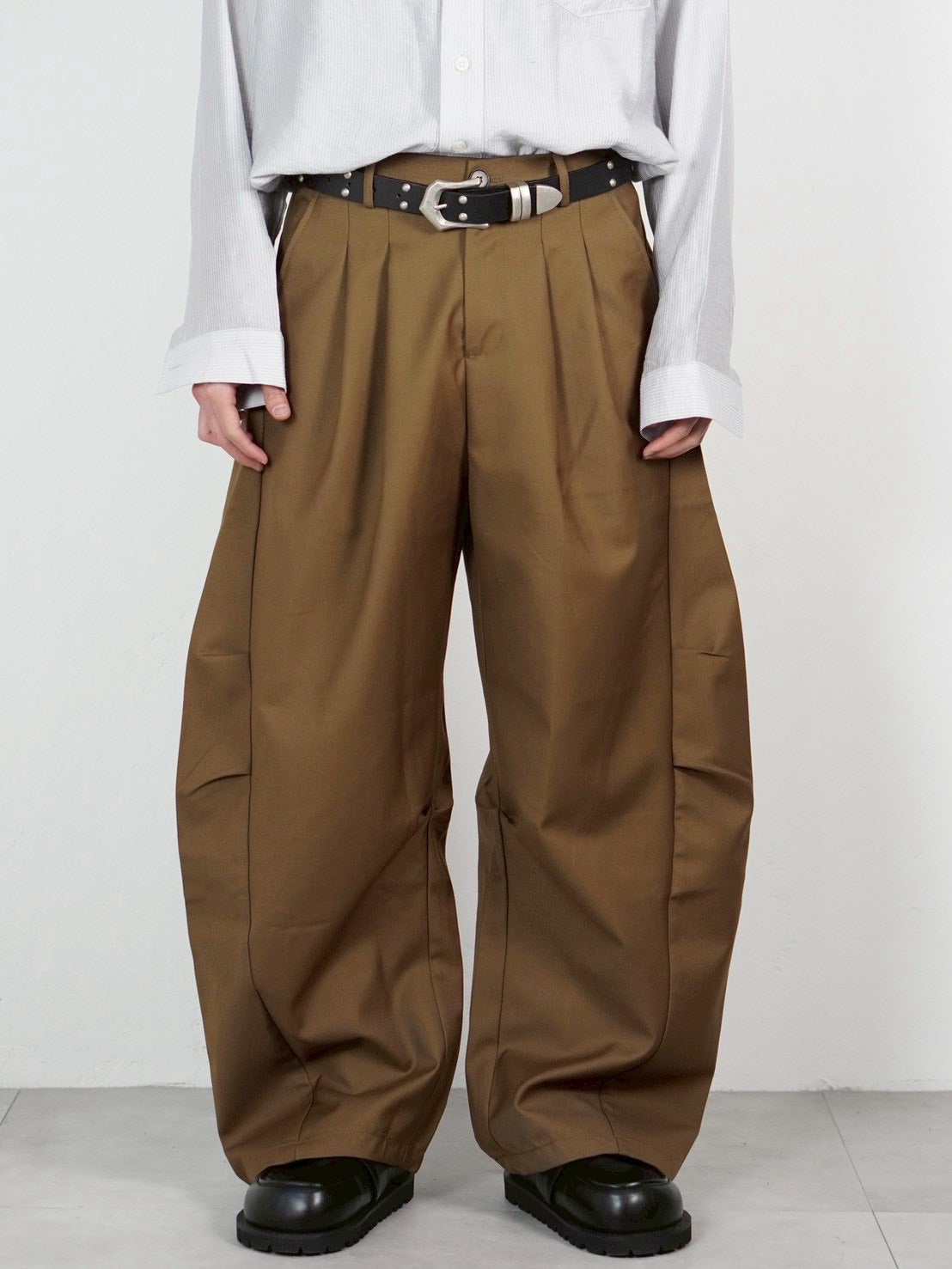 受注制【Chikashitsu +】2 tuck side design curve pants (3color