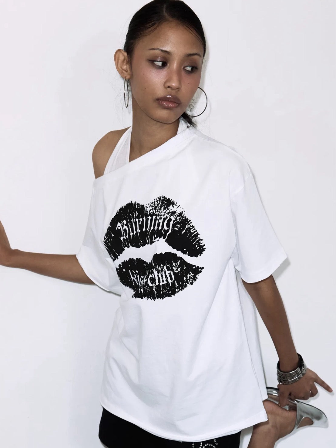 【FANCY CLUB】KISSING ONE-SHOULDER TOP