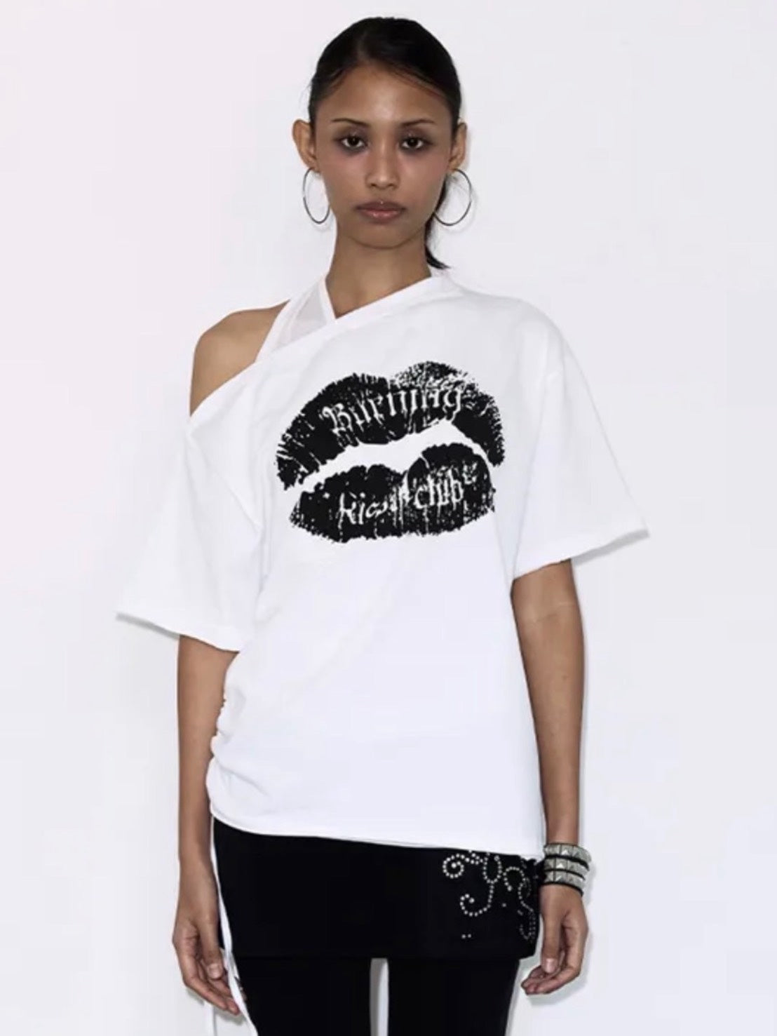 【FANCY CLUB】KISSING ONE-SHOULDER TOP