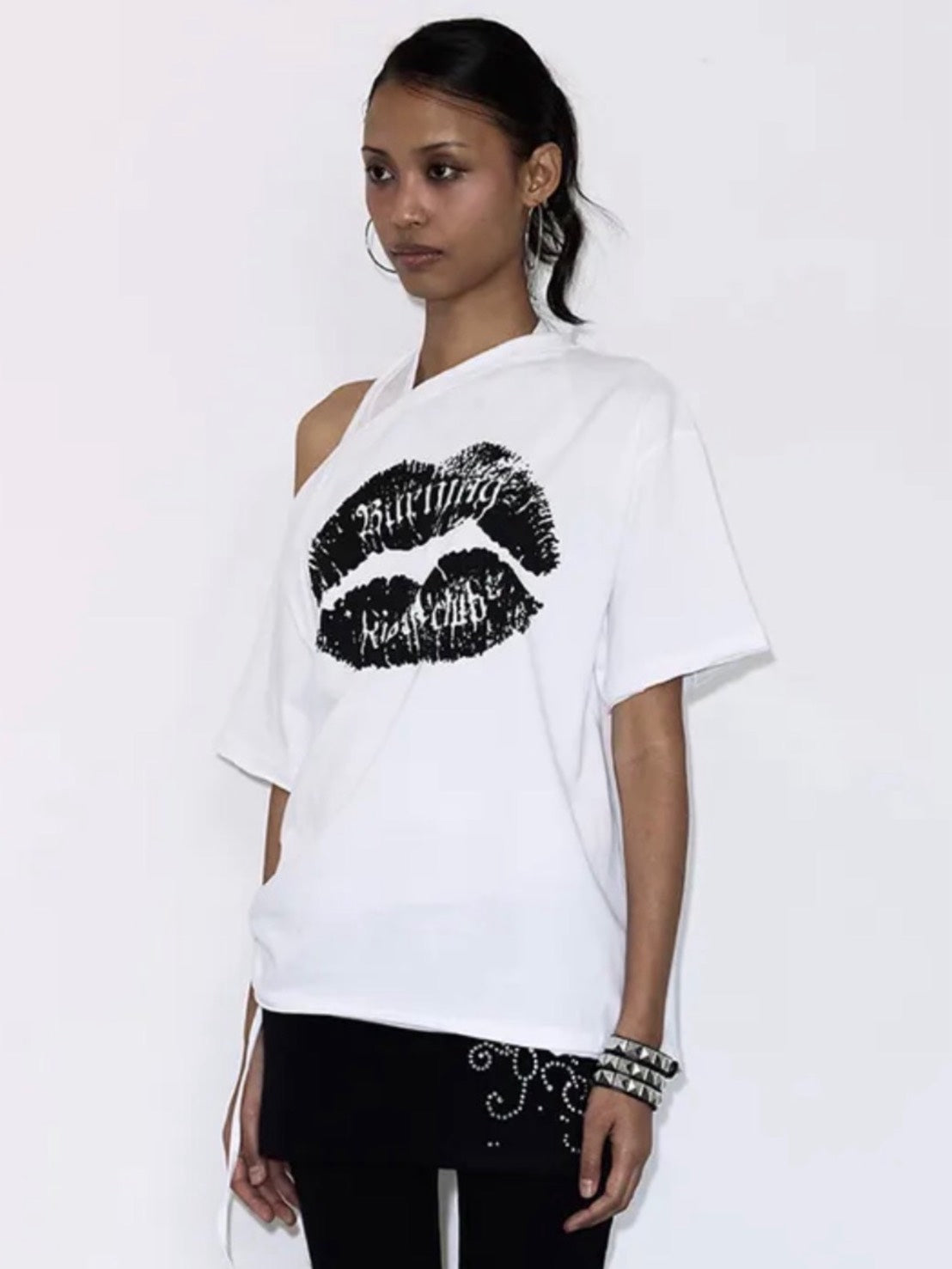 【FANCY CLUB】KISSING ONE-SHOULDER TOP