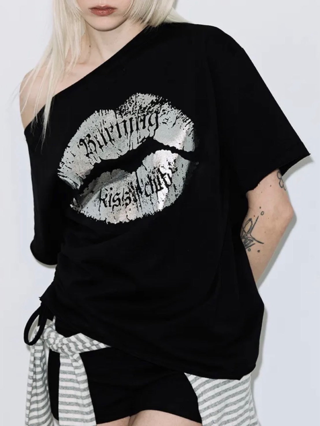 【FANCY CLUB】KISSING ONE-SHOULDER TOP