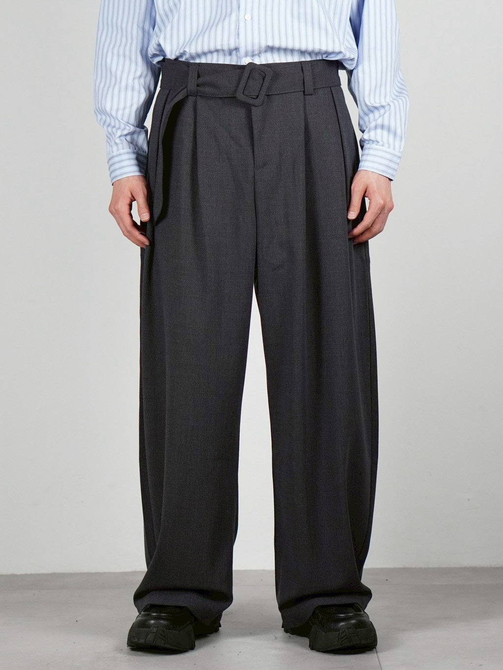 5/8 20:00 発売 
受注制【Chikashitsu +】belt tuck wide slacks (3color)