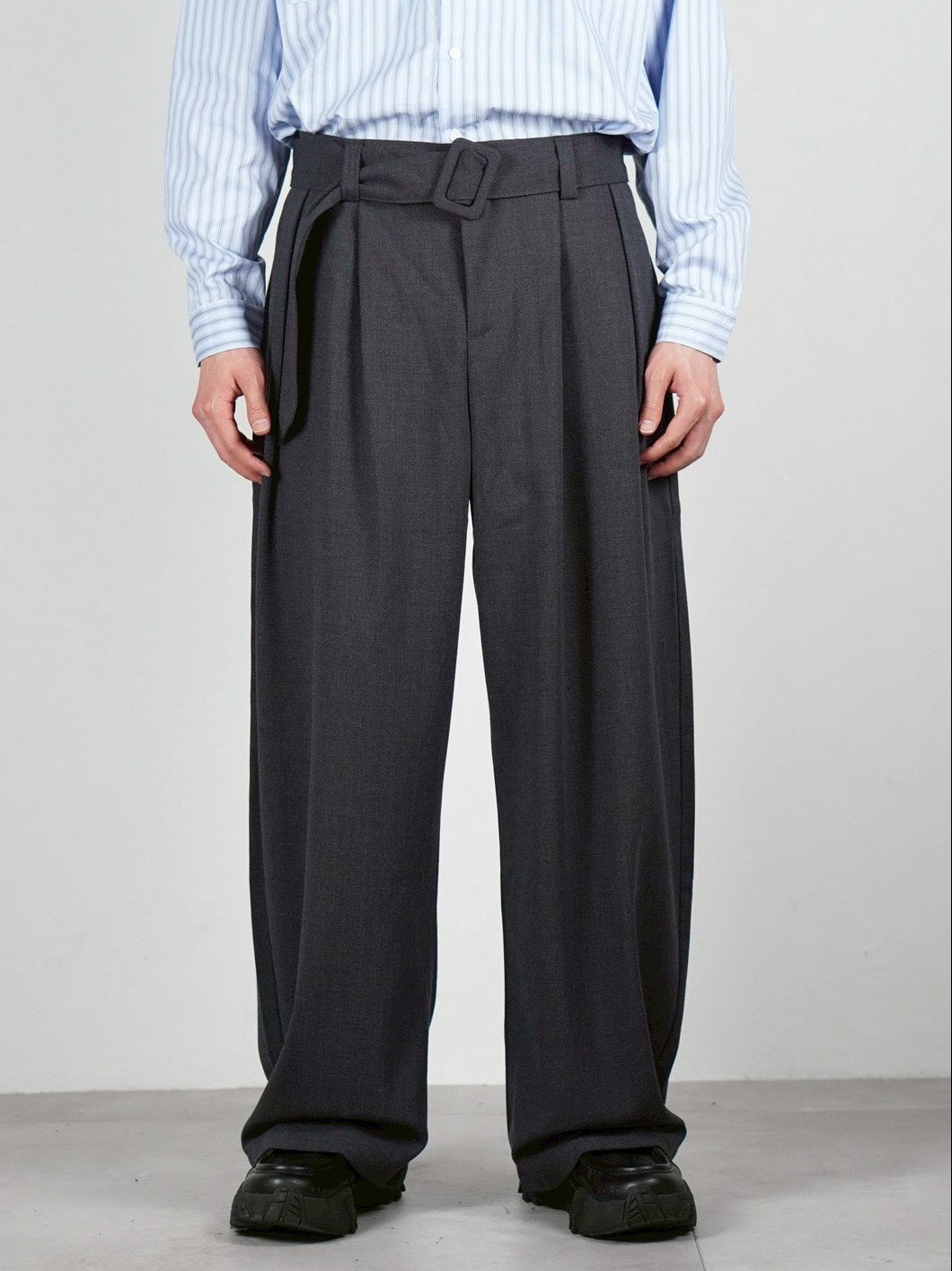 5/8 20:00 発売 
受注制【Chikashitsu +】belt tuck wide slacks (3color)