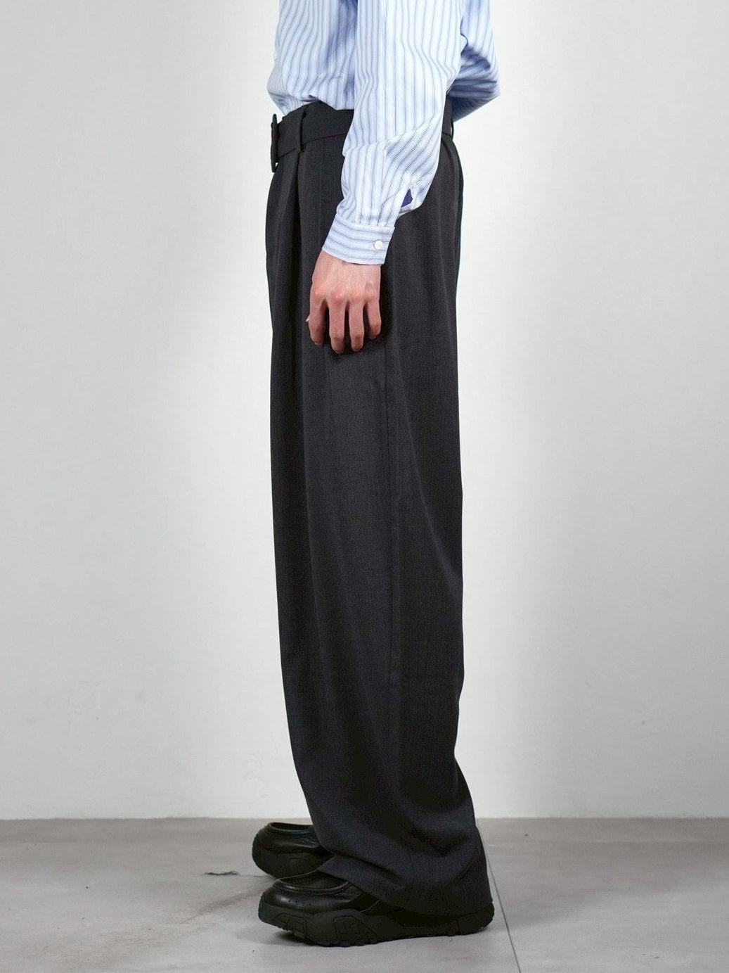 5/8 20:00 発売 
受注制【Chikashitsu +】belt tuck wide slacks (3color)