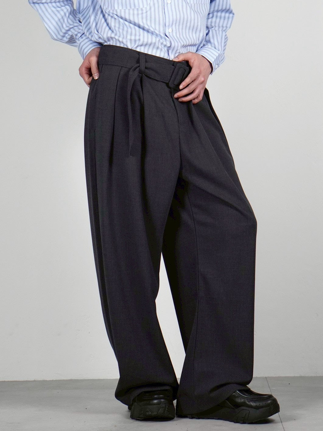 5/8 20:00 発売 
受注制【Chikashitsu +】belt tuck wide slacks (3color)