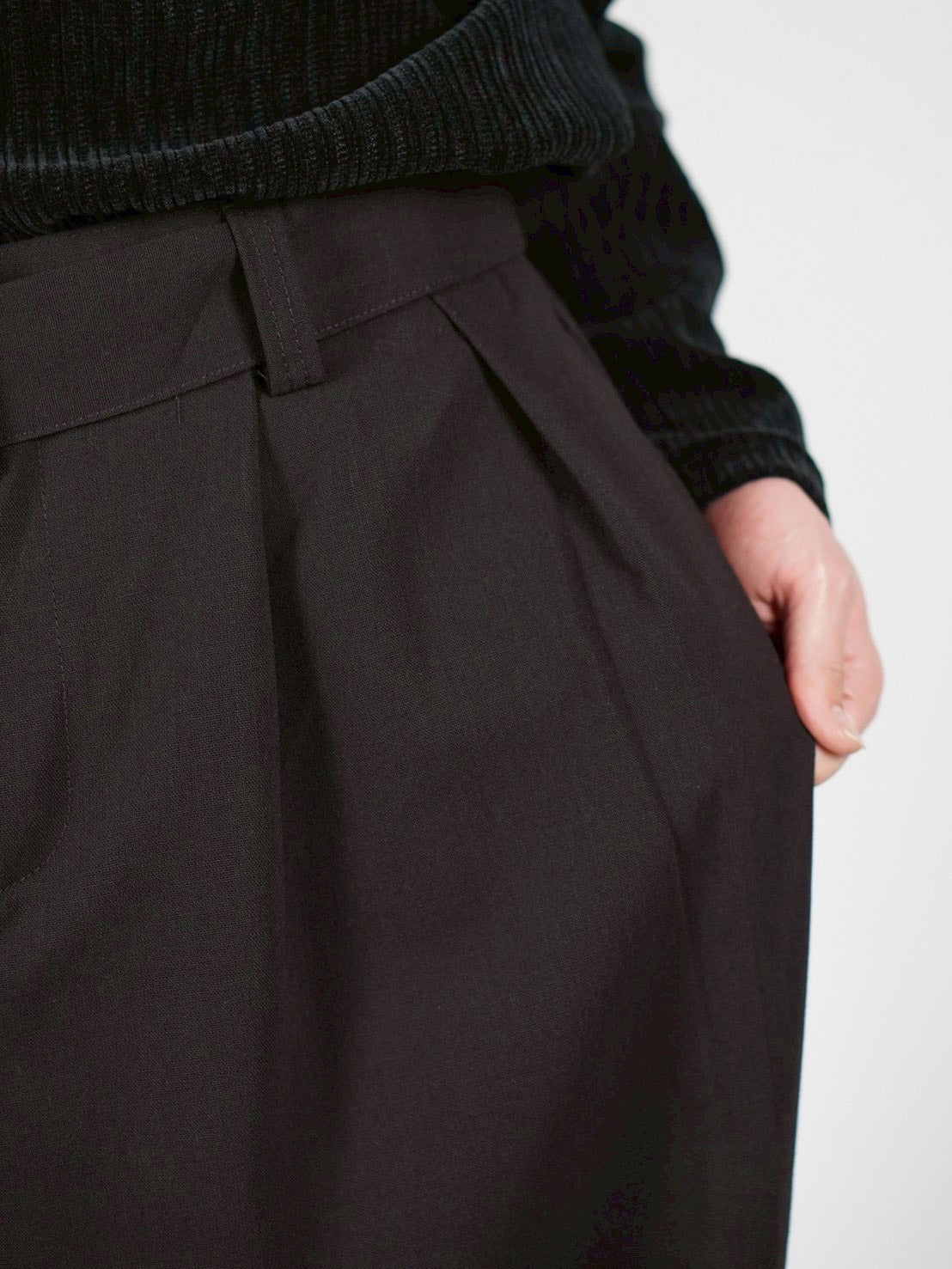 5/8 20:00 発売 
受注制【Chikashitsu +】belt tuck wide slacks (3color)