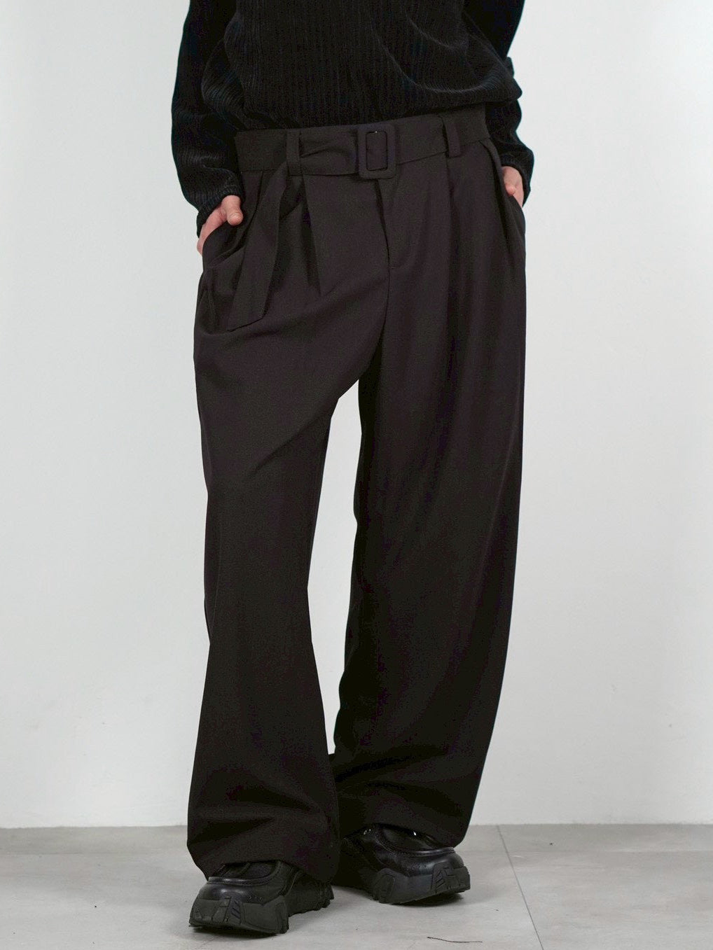 5/8 20:00 発売 
受注制【Chikashitsu +】belt tuck wide slacks (3color)