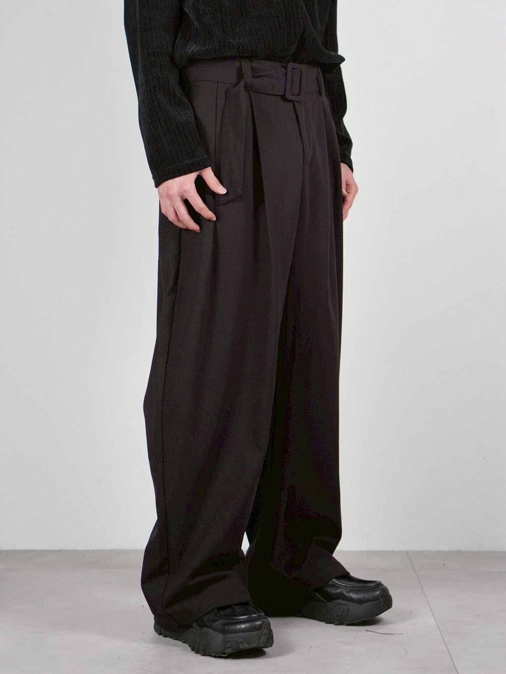 5/8 20:00 発売 
受注制【Chikashitsu +】belt tuck wide slacks (3color)
